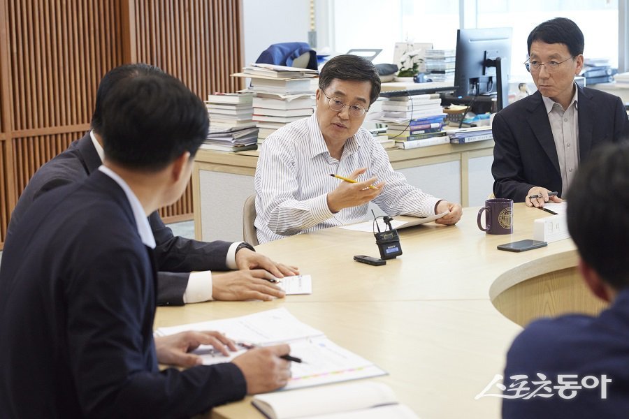 지난 3일 오후 경기도청 집무실에서 김동연 경기도지사가 ‘근로감독권 실행 전략 점검회의’를 주재하고 있다. 사진제공|경기도