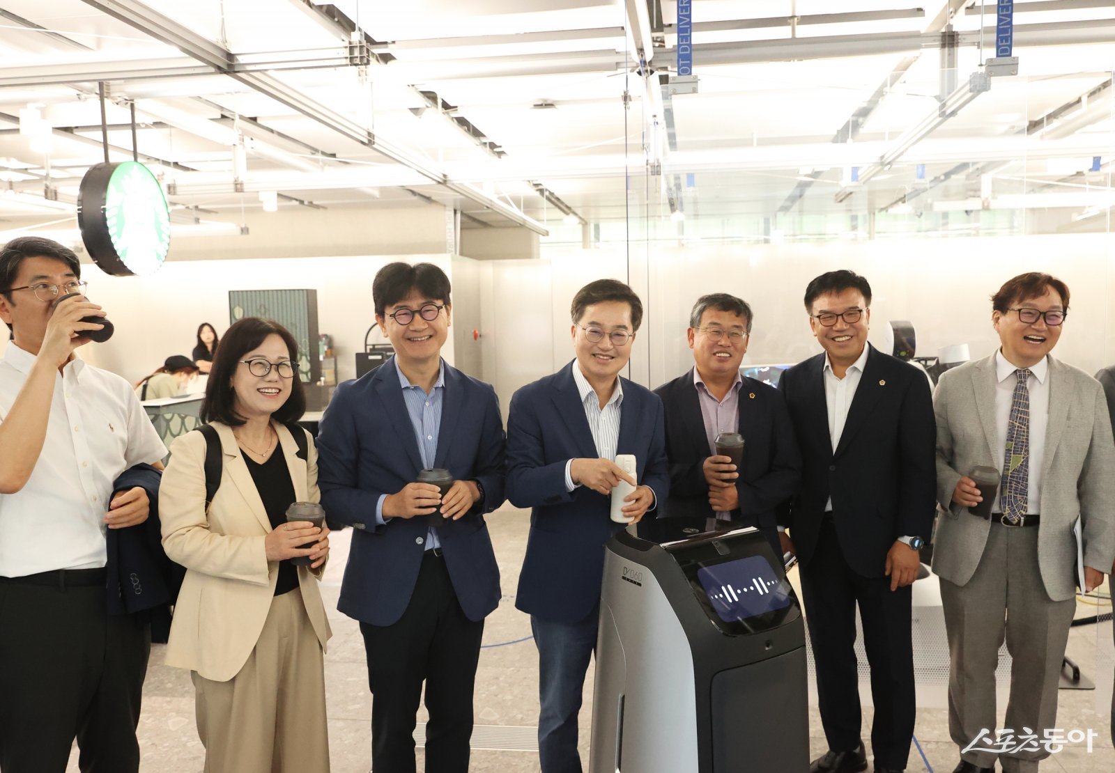 지난 3일 성남시 네이버 1784 본사에서 열린 경기도 기후위기대응위원회 제2차 전체회의에서 김동연 경기도지사는 “이번 주가 경기도 기후 슈퍼위크”라며 “도는 RE100, 기후펀드, 기후위성, 기후보험 등 대한민국에서 최초로 시행되는 기후 관련 사업이 많다”고 강조했다. 사진제공|경기도