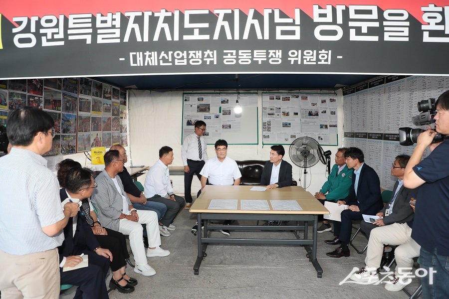 김진태 강원특별자치도지사는 지난 9월 3일 삼척시 도계읍 조기폐광지역 경제진흥사업 추진 현장을 방문해 사업 계획을 점검하고 주민들과 소통하는 시간을 가졌다. 사진제공｜강원도