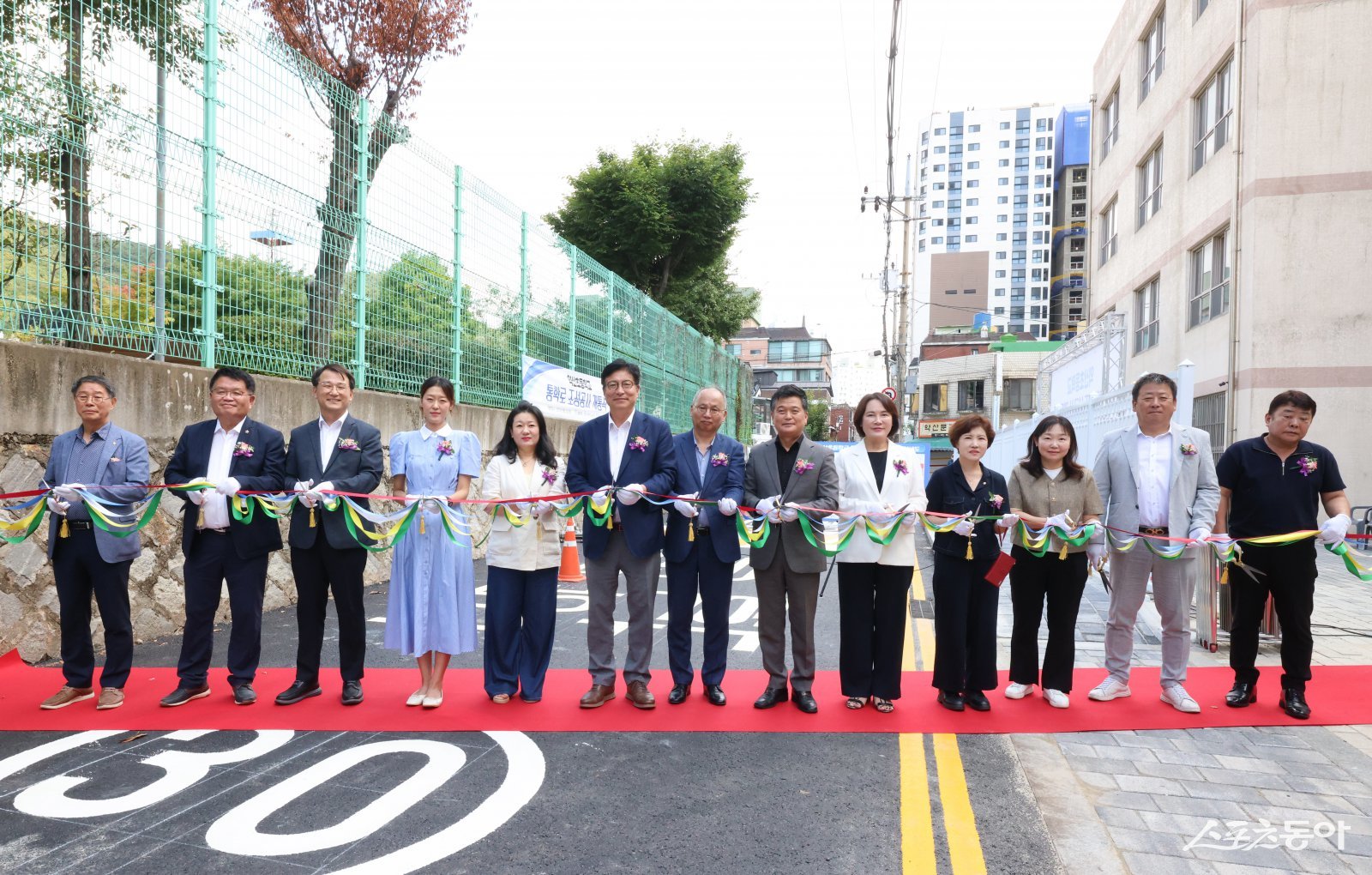 인천광역시교육청은 지난 2일 인천약산초등학교에서 열린 ‘통학로 개통식’에 도성훈 교육감을 비롯해 박종효 남동구청장, 이정순 남동구의회 의장, 신동섭 시의원, 학교장 및 학부모 등이 참석했다고 밝혔다. 사진제공|인천시교육청