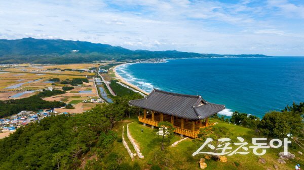 ‘영덕 블루로드&코리아둘레길 트레일런: 희망 레이스’가 펼쳐지는 영덕 관어대 전경. 사진제공 ㅣ 영덕군