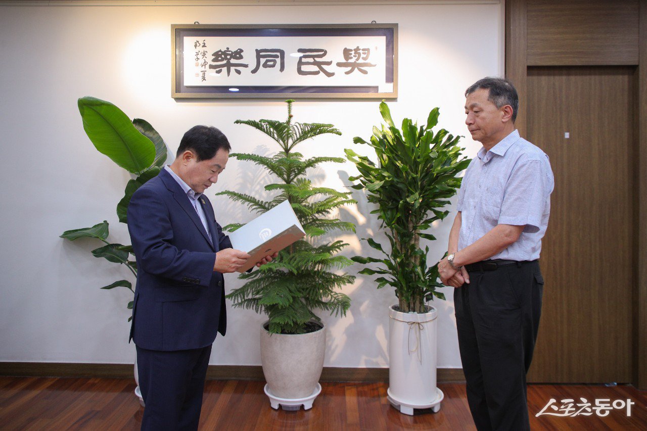 주광덕 시장이 3일 시장실에서 환경 분야 정책자문 이석호 한국환경영향평가학회 이사를 정책자문관으로 신규 위촉하고 있다. 사진제공ㅣ남양주시