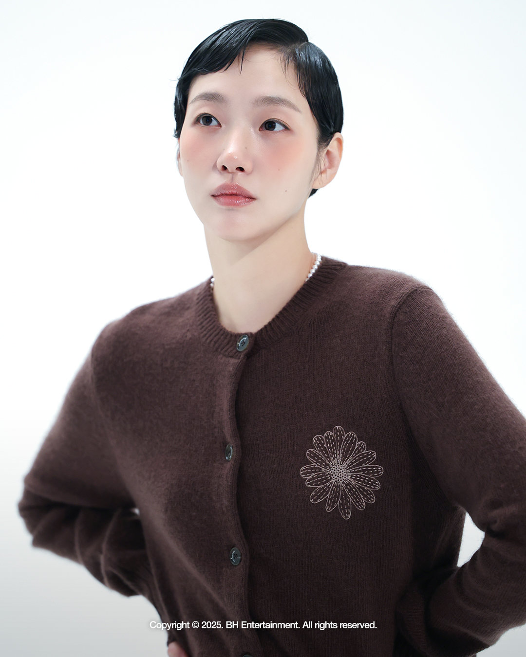 김고은이 다채로운 스타일을 완벽히 소화한 화보 비하인드컷을 공개하며 ‘화보 장인’ 면모를 과시했다. 사진 제공 | BH엔터테인먼트