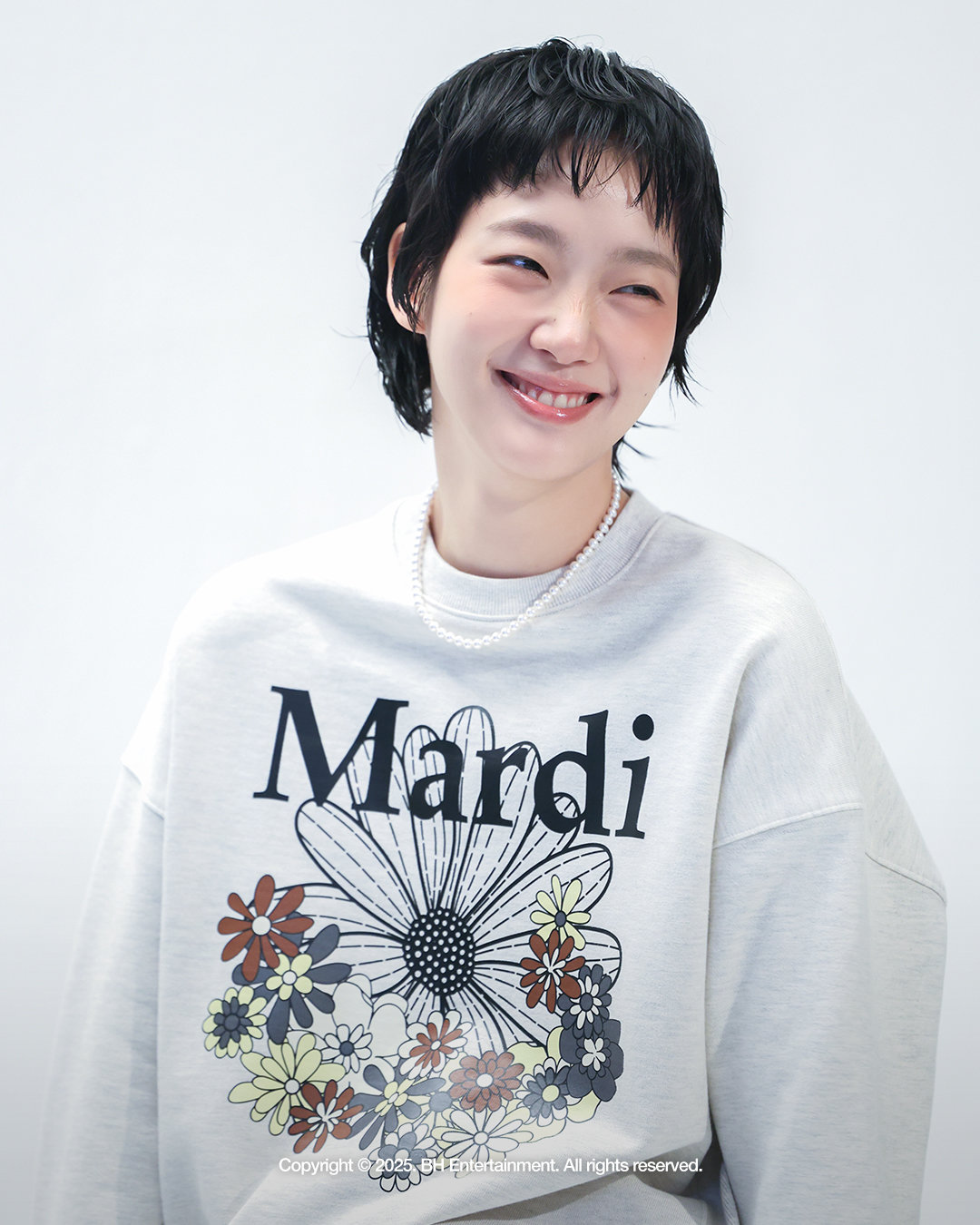 김고은이 다채로운 스타일을 완벽히 소화한 화보 비하인드컷을 공개하며 ‘화보 장인’ 면모를 과시했다. 사진 제공 | BH엔터테인먼트