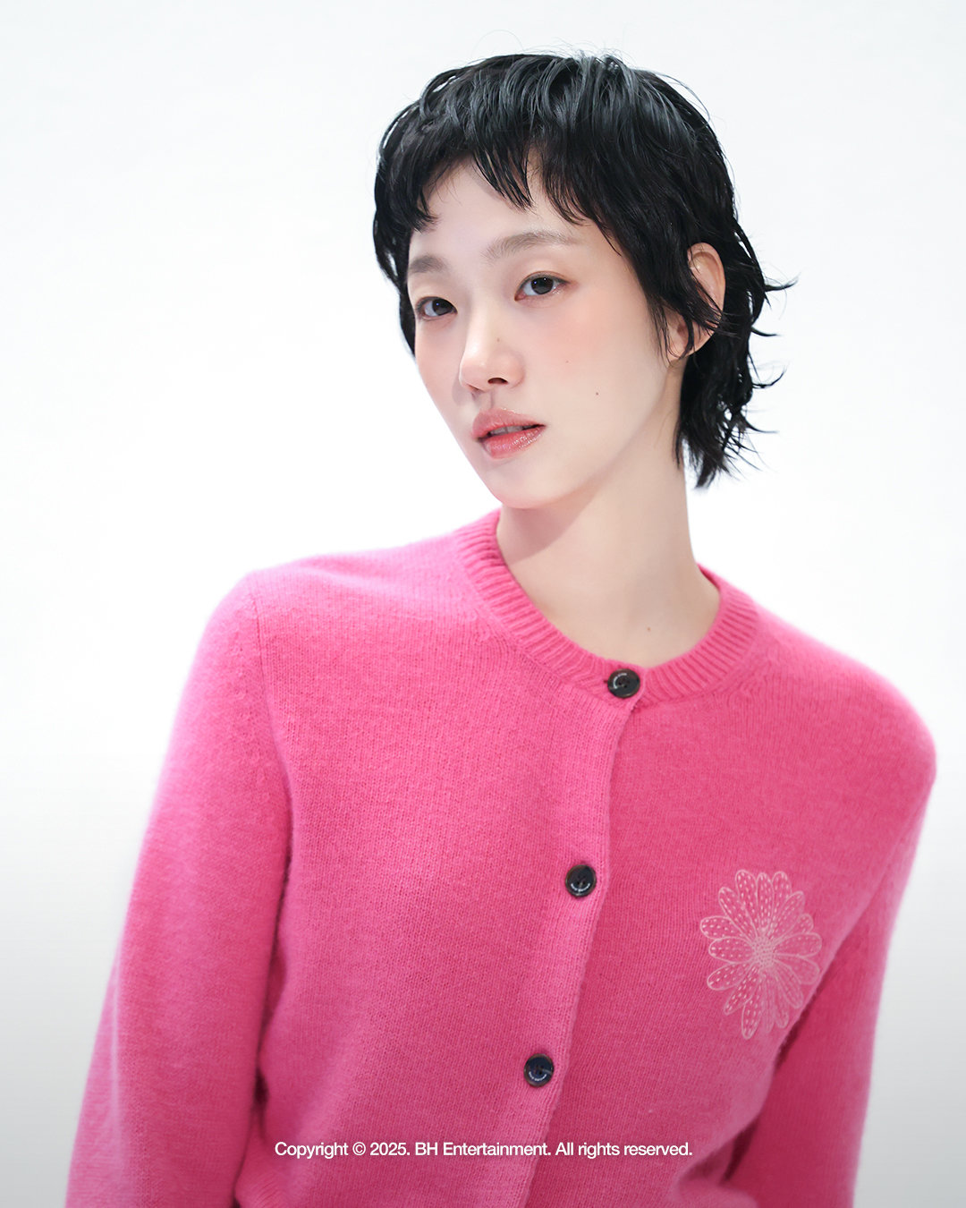 김고은이 다채로운 스타일을 완벽히 소화한 화보 비하인드컷을 공개하며 ‘화보 장인’ 면모를 과시했다. 사진 제공 | BH엔터테인먼트