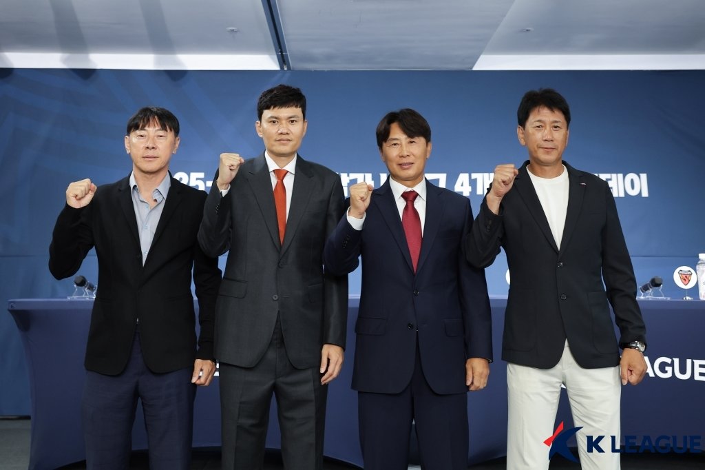 울산 신태용 감독, 강원 정경호 감독, 서울 김기동 감독, 포항 박태하 감독(왼쪽부터)이 4일 서울 신문로 축구회관에서 열린 ‘2025~2026시즌 ACL 참가 K리그 4개팀 미디어데이’에서 기념촬영을 하고 있다. 사진제공|한국프로축구연맹