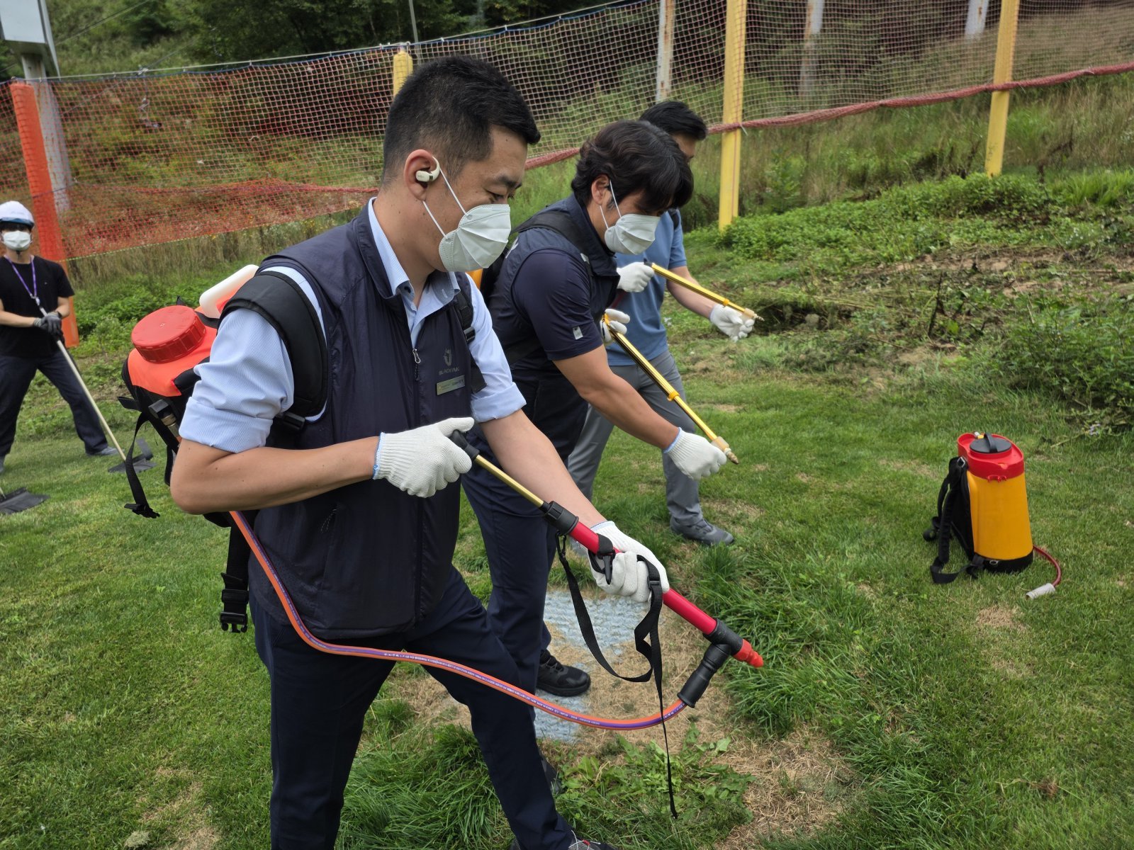 등짐펌프 등으로 잔불정리 훈련 중인 강원랜드 직원들