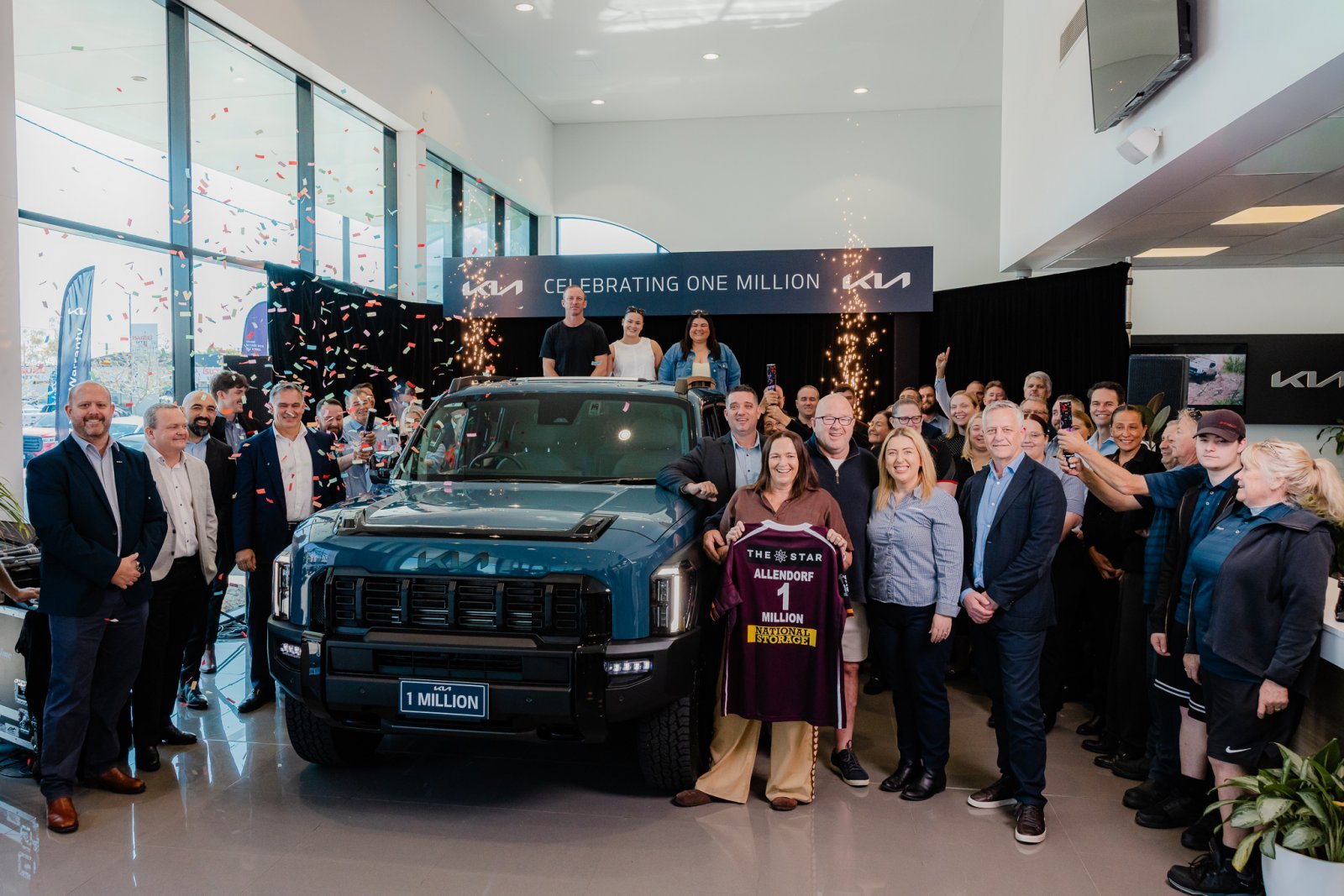 기아가 호주 진출 이후 37년만에 누적 판매 100만대를 돌파했다. 호주 북동부 퀸즈랜드 모토라마 딜러사에 열린 서 100만대 판매 달성 기념식. 사진제공｜기아