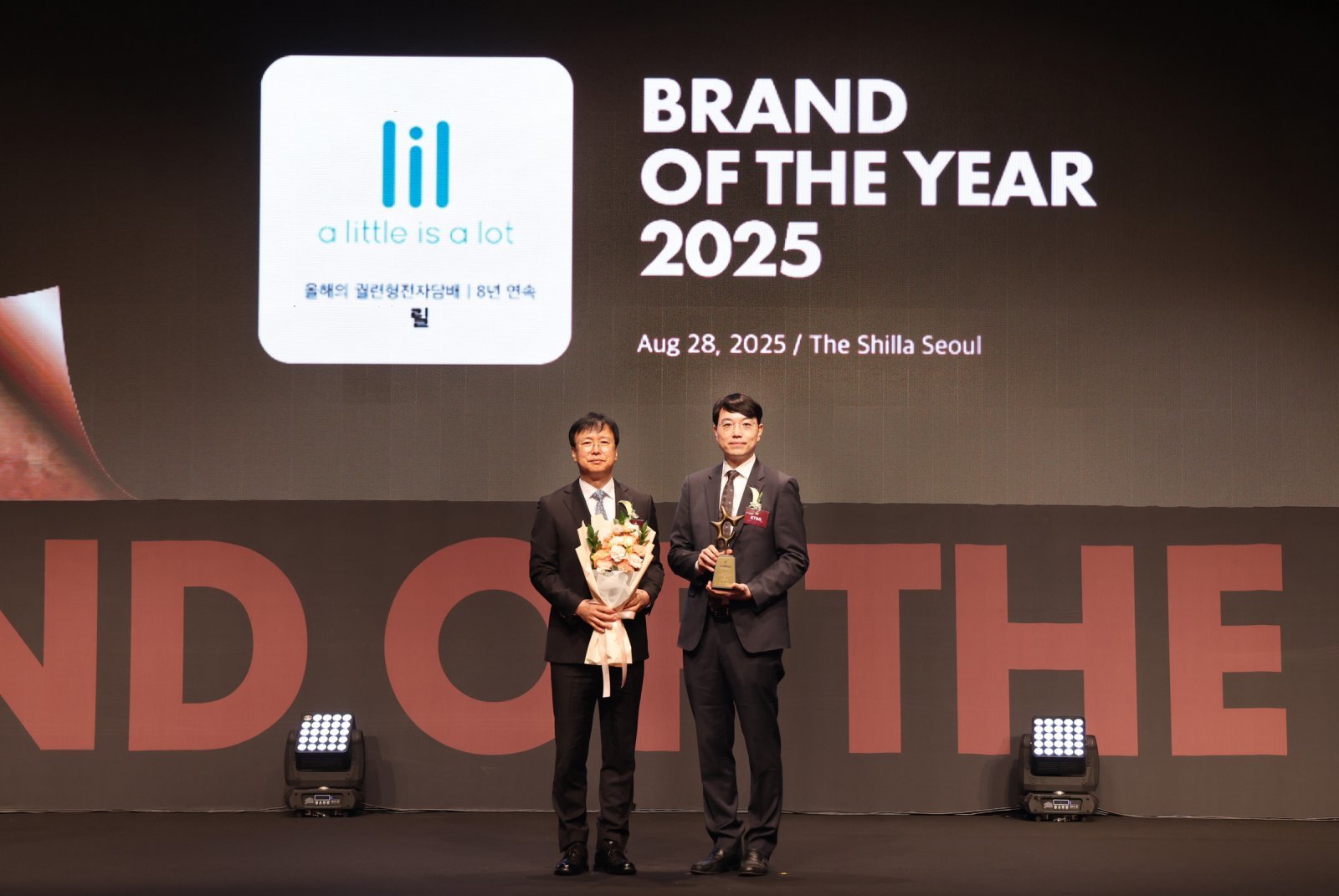 이상인 KT&G NGP마케팅센터장(오른쪽)이 수상 후 기념 촬영을 하고 있는 모습.