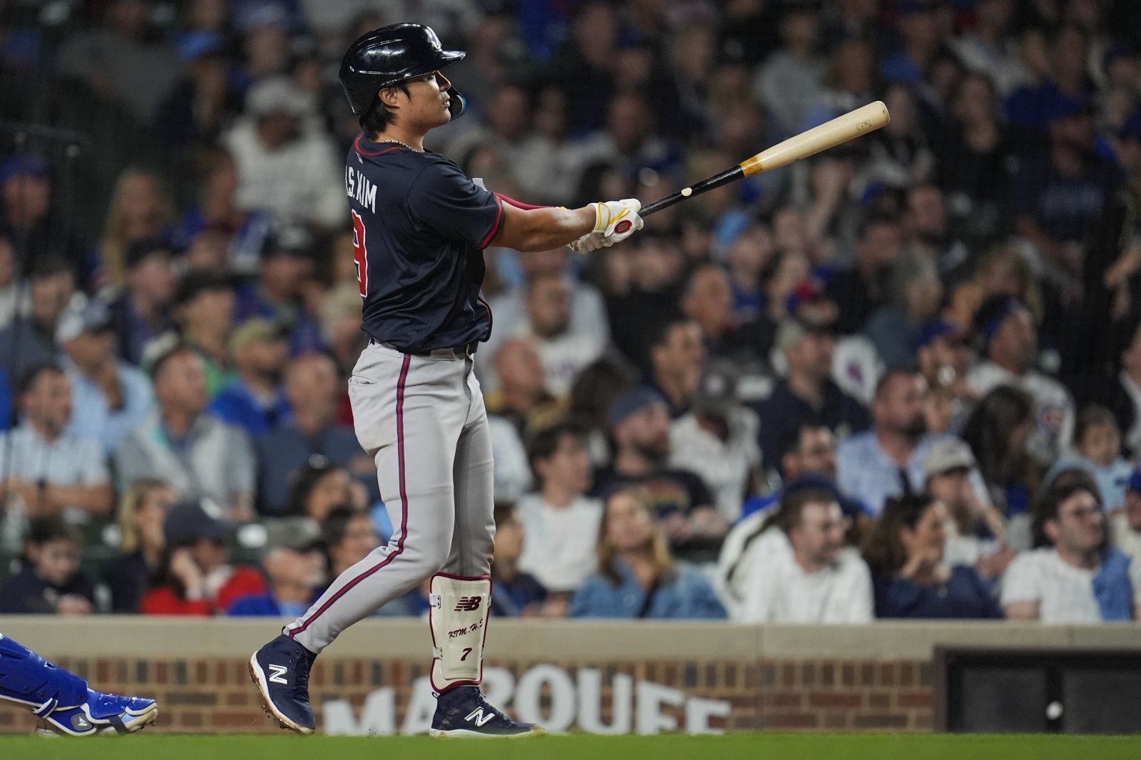 애틀랜타 브레이브스 김하성이 4일(한국시간) 시카고 컵스와 원정경기에서 7회초 3점홈런을 쳐낸 뒤 타구를 응시하고 있다. 김하성은 이날 결승 홈런 포함 4타수 1안타 1홈런 3타점을 기록하며 팀의 5-1 승리를 이끌었다. 시카고(미 일리노이주)ㅣAP뉴시스