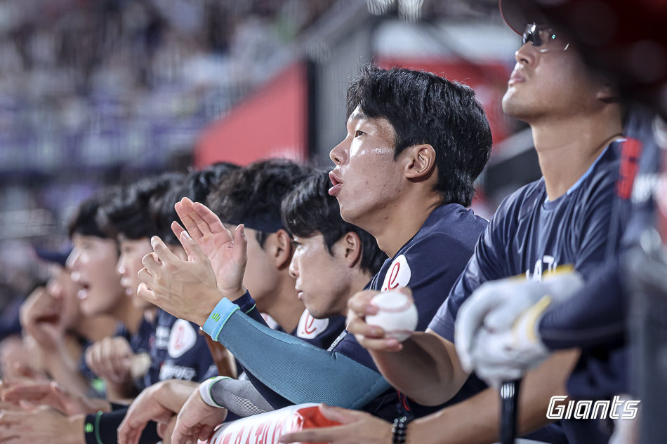 롯데 선수들이 3일 수원KT위즈파크에서 열린 KT와 원정경기 도중 덕아웃에서 동료들을 응원하고 있다. 사진제공|롯데 자이언츠