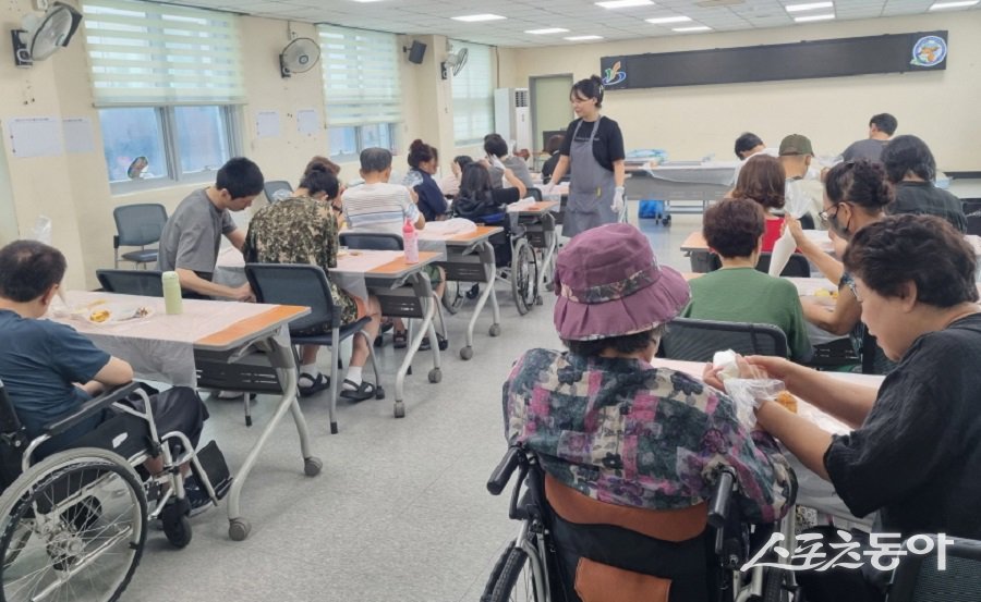 인천 서구, 장애인과 함께 빵 만들기 교실을 운영한다. 사진제공|인천 서구청