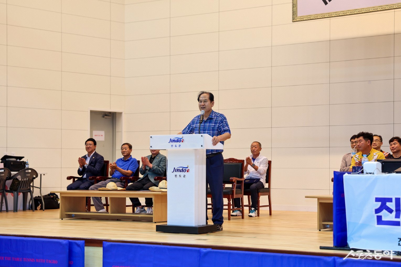 김희수 진도군수가 최근 실내체육관에서 열린 제10회 진도군수배 호남권 생활체육 탁구대회에서 인사말을 하고 있다. 사진제공=진도군
