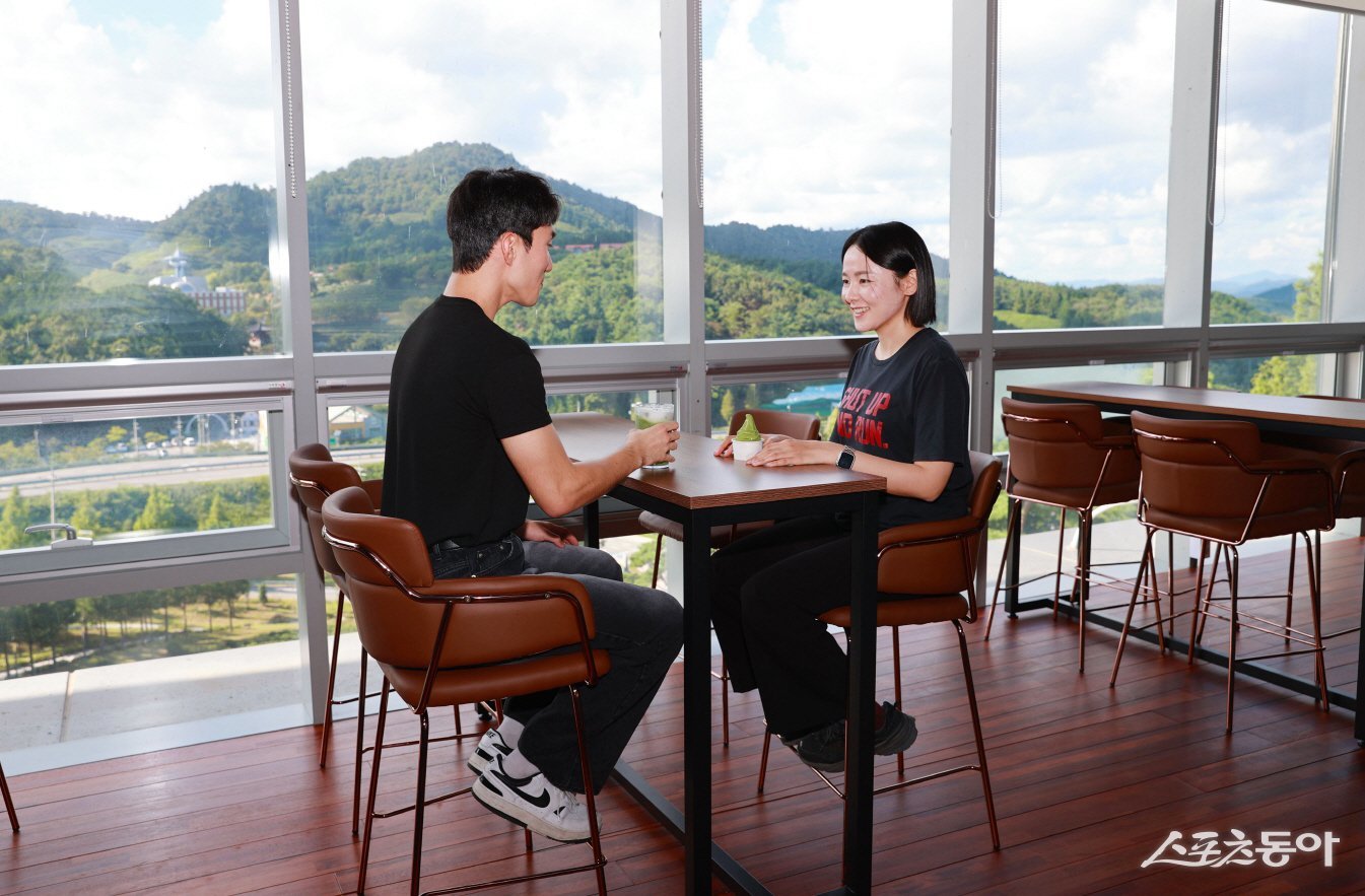 보성군이 최근 봇재 3층을 전면 리모델링해 차밭 경관과 빛의 연출을 동시에 즐길 수 있는 새로운 카페 공간으로 조성했다. 사진제공=보성군