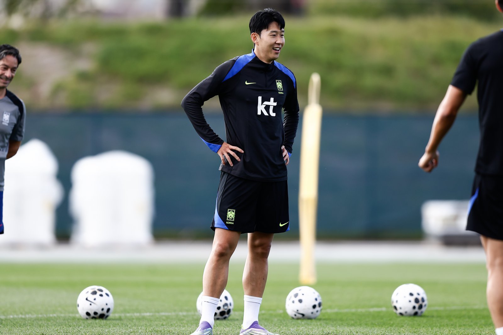 미국과의 원정 A매치를 위해 축구대표팀에 합류한 주장 손흥민이 뉴욕 아이칸 스타디움에서 진행된 훈련 도중 환한 미소를 지어보이고 있다. 사진제공|대한축구협회