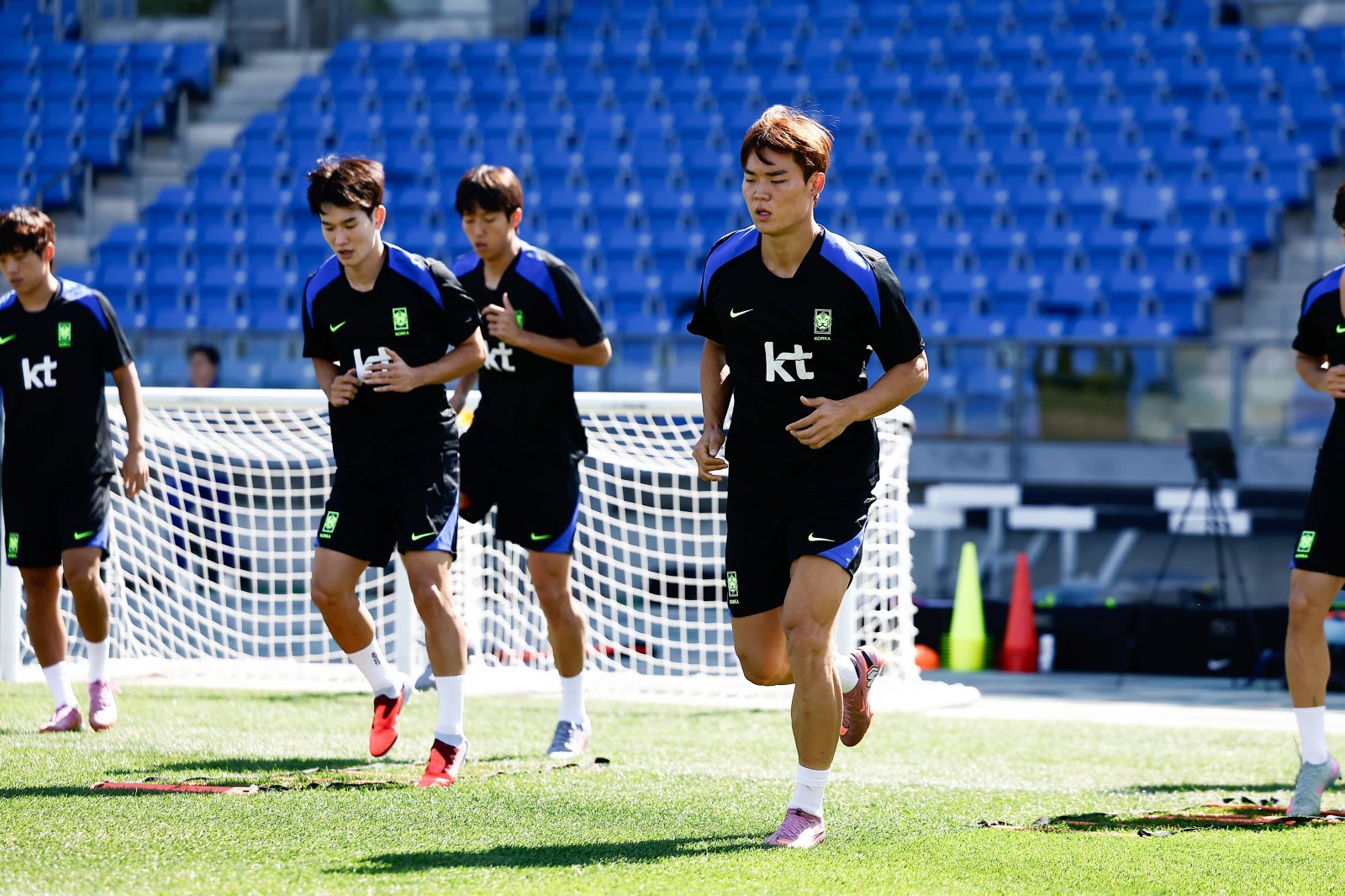 미국과의 원정 A매치를 앞둔 축구대표팀 공격수 오현규(오른쪽)가 뉴욕 아이칸 스타디움에서 진행된 훈련에서 진지한 표정으로 러닝을 하고 있다. 사진제공|대한축구협회