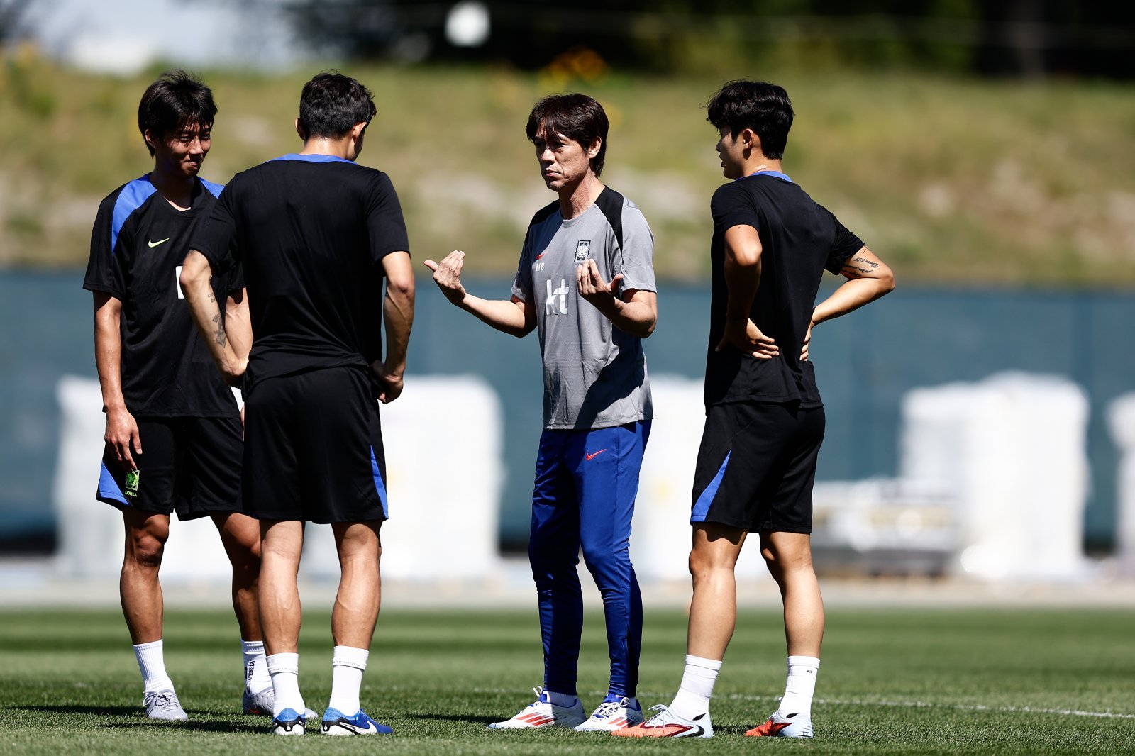 미국과 원정 A매치를 준비하는 축구대표팀 홍명보 감독(오른쪽 2번째)이 뉴욕 아이칸 스타디움에서 진행된 훈련을 앞두고 스태프와 대화를 나누고 있다. 사진제공|대한축구협회