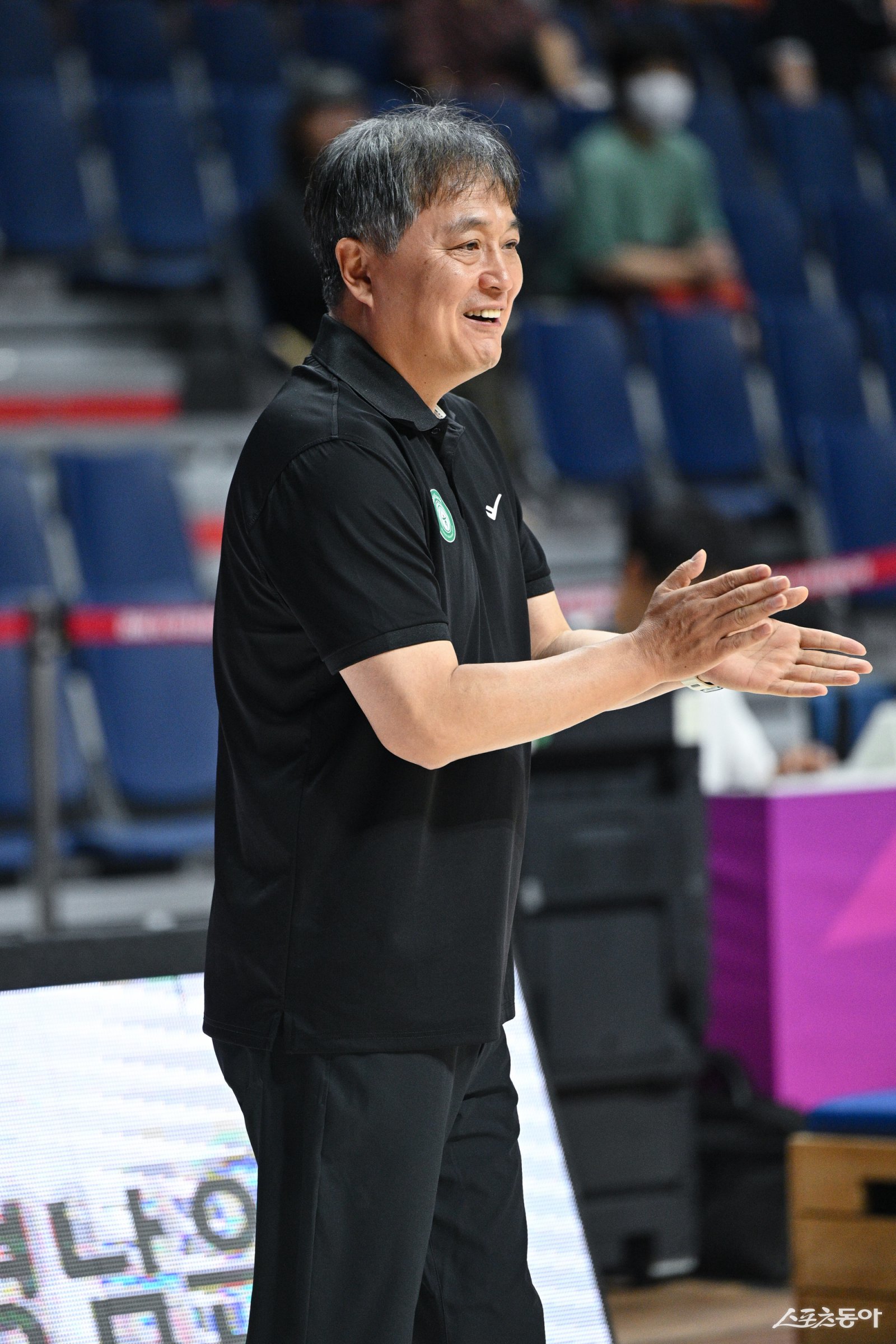 이상범 하나은행 감독이 4일 사직체육관에서 열린 신한은행과 ‘2025 BNK금융 박신자컵’ 조별리그 B조 3차전에서 51-47의 승리를 거두며 여자농구 무대에서 첫 공식경기 승리를 거뒀다. 경기 도중 선수들을 독려하는 이 감독. 사진제공|WKBL