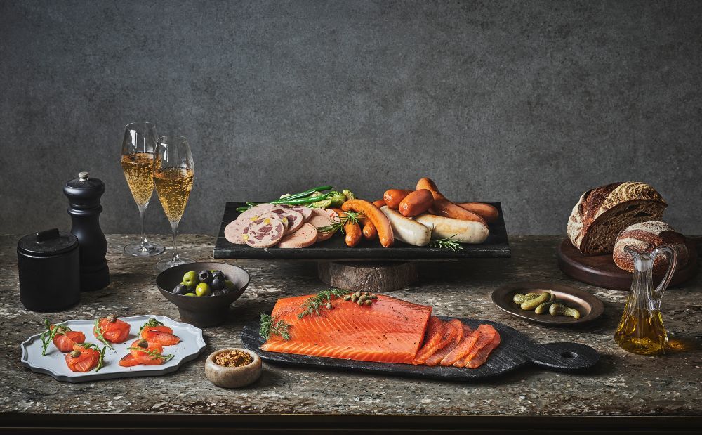 워커힐 셰프들의 노하우로 완성한 ‘수펙스(SUPEX) 훈제연어’는 현대백화점 명절 카탈로그에서도 만나볼 수 있다