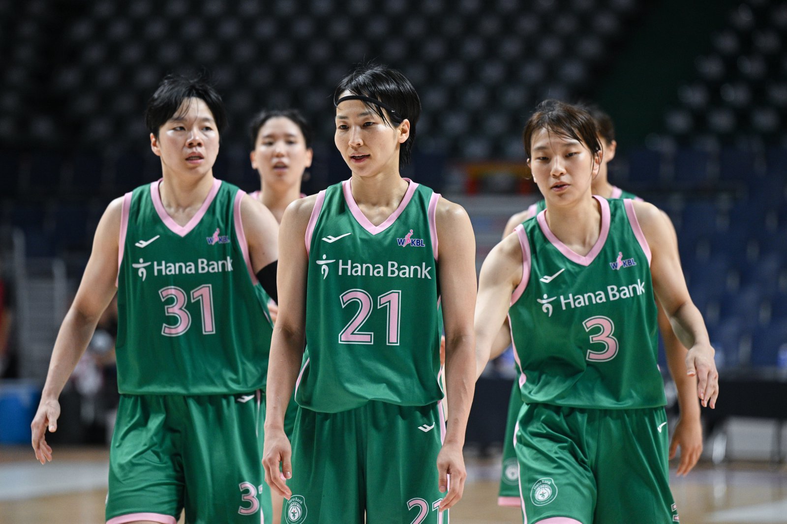 하나은행 진안, 이이지마 사키, 정현(왼쪽부터)이 4일 사직체육관에서 열린 신한은행과 ‘2025 BNK금융 박신자컵’ 경기 중 서로를 격려하고 있다. 사진제공|WKBL