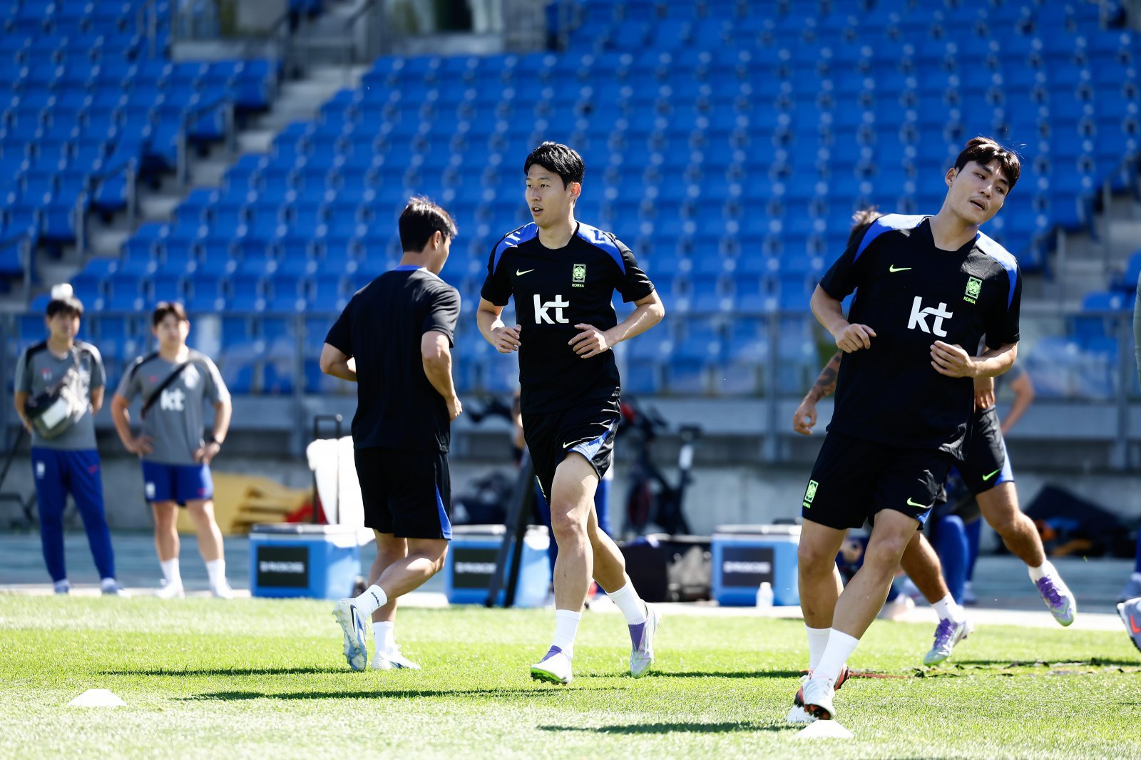 9월 미국 원정 A매치를 준비하는 축구대표팀 박진섭(오른쪽)이 뉴욕 아이칸 스타디움에서 진행된 훈련에서 몸을 풀고 있다. 센터백과 수비형 미드필더를 오갈 수 있는 박진섭은 ‘홍명보호’가 구상하는 스리백 전술에서 활용가치가 높다. 사진제공|대한축구협회