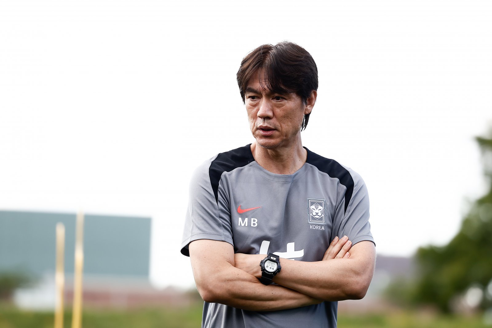 홍명보 축구국가대표팀 감독은 월드컵 본선을 위한 플랜B 전술로 스리백을 준비하고 있다. 미국 원정 A매치를 앞두고 뉴욕 아이칸 스타디움에서 진행된 대표팀 훈련을 지켜보는 모습. 사진제공|대한축구협회