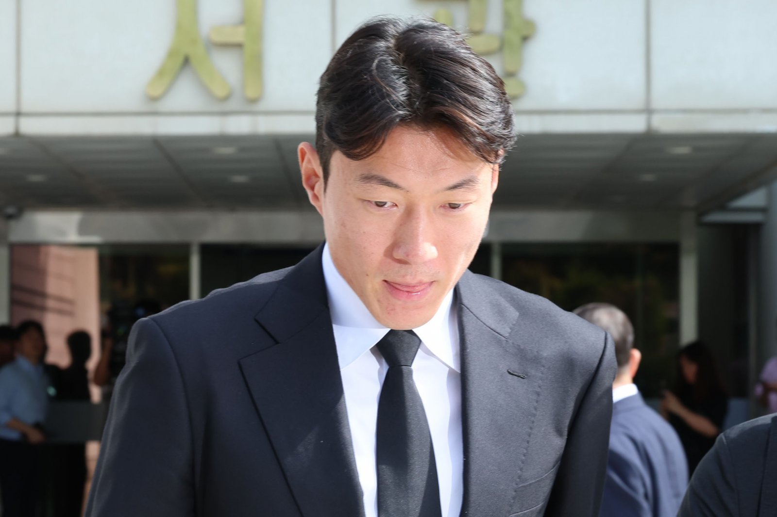 황의조가 4일 서울중앙지법에서 열린 불법촬영 등 혐의 항소심 선고를 마치고 법원을 나서고 있다. 뉴시스