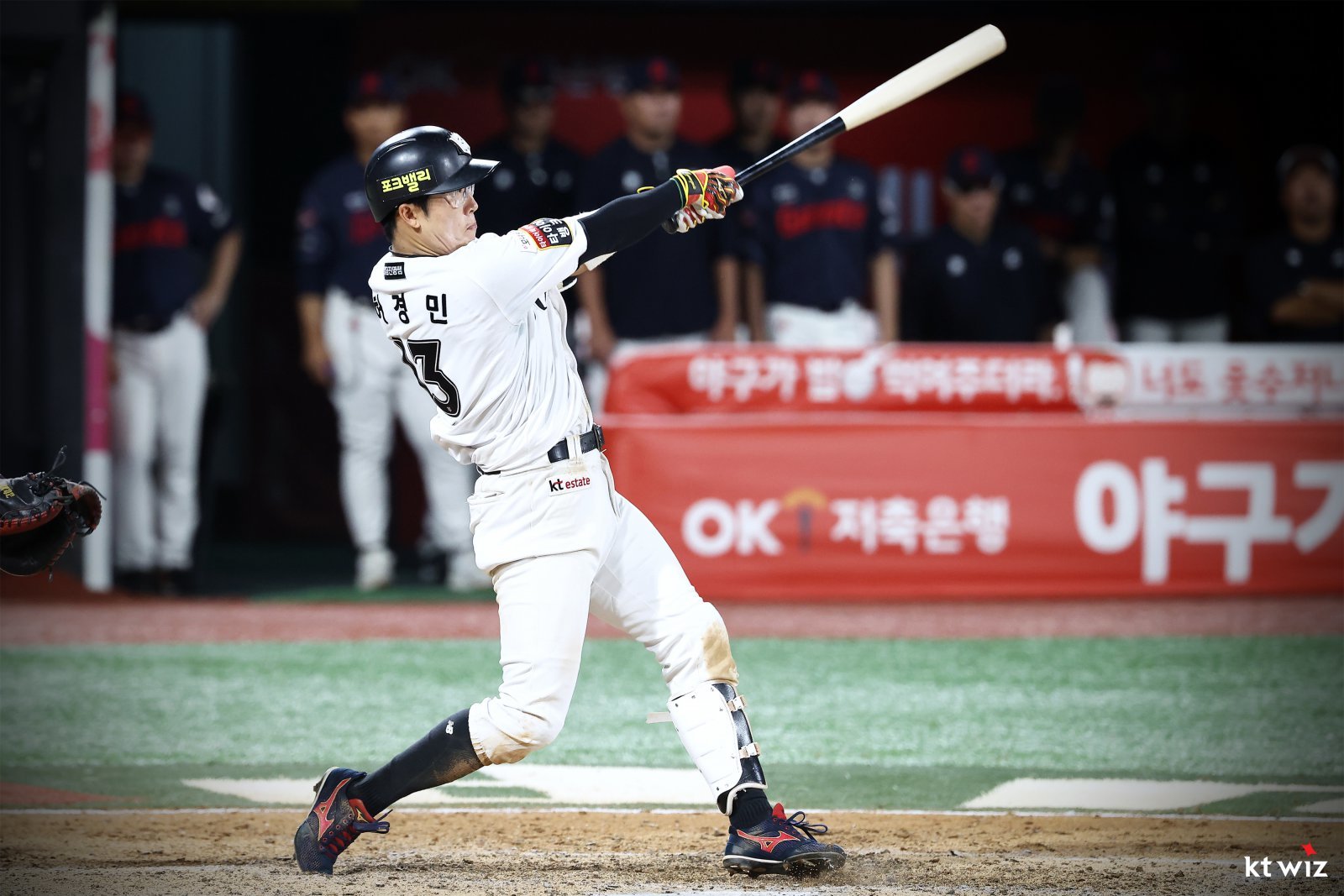 KT 허경민이 3일 수원KT위즈파크에서 열린 롯데와 홈경기 도중 안타를 치고 있다. 이날 구단 역대 단일 시즌 최다관중 신기록을 수립한 KT는 허경민의 5타수 5안타 활약에 힘입어 가을야구 진출 희망을 키웠다. 사진제공|KT 위즈