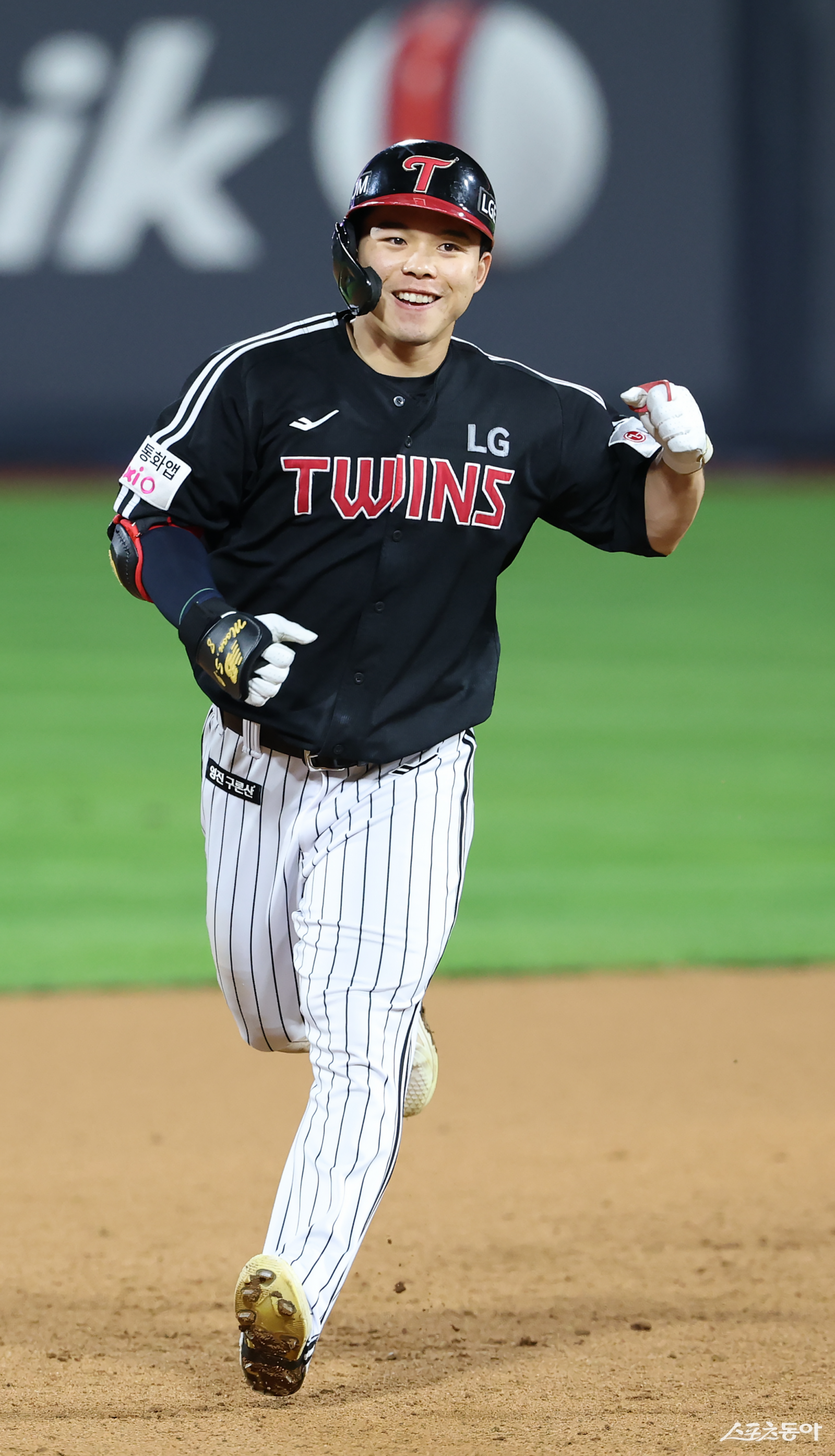 LG 문성주가 4일 수원KT위즈파크에서 열린 KT전 8회초 역전 결승 만루홈런을 친 뒤 주먹을 불끈 쥐고 있다. LG는 문성주의 4타수 3안타 1홈런 5타점 활약에 힘입어 KT를 10-8로 제압했다. 사진제공|LG 트윈스