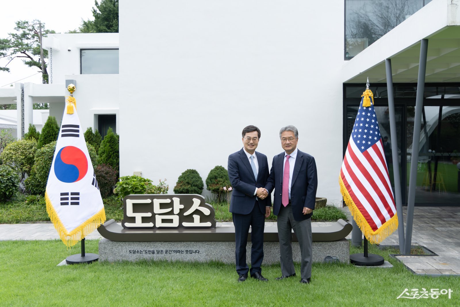 경기도(도지사 김동연)는 지난 4일 도담소에서 조셉 윤(Joseph Yun) 주한 미국대사대리와 오찬을 갖고, 최근 한미 정상회담을 계기로 강화된 양국 협력의 중요성을 재확인하며 경기도·미국 간 협력 확대 방안을 논의했다. 사진제공|경기도