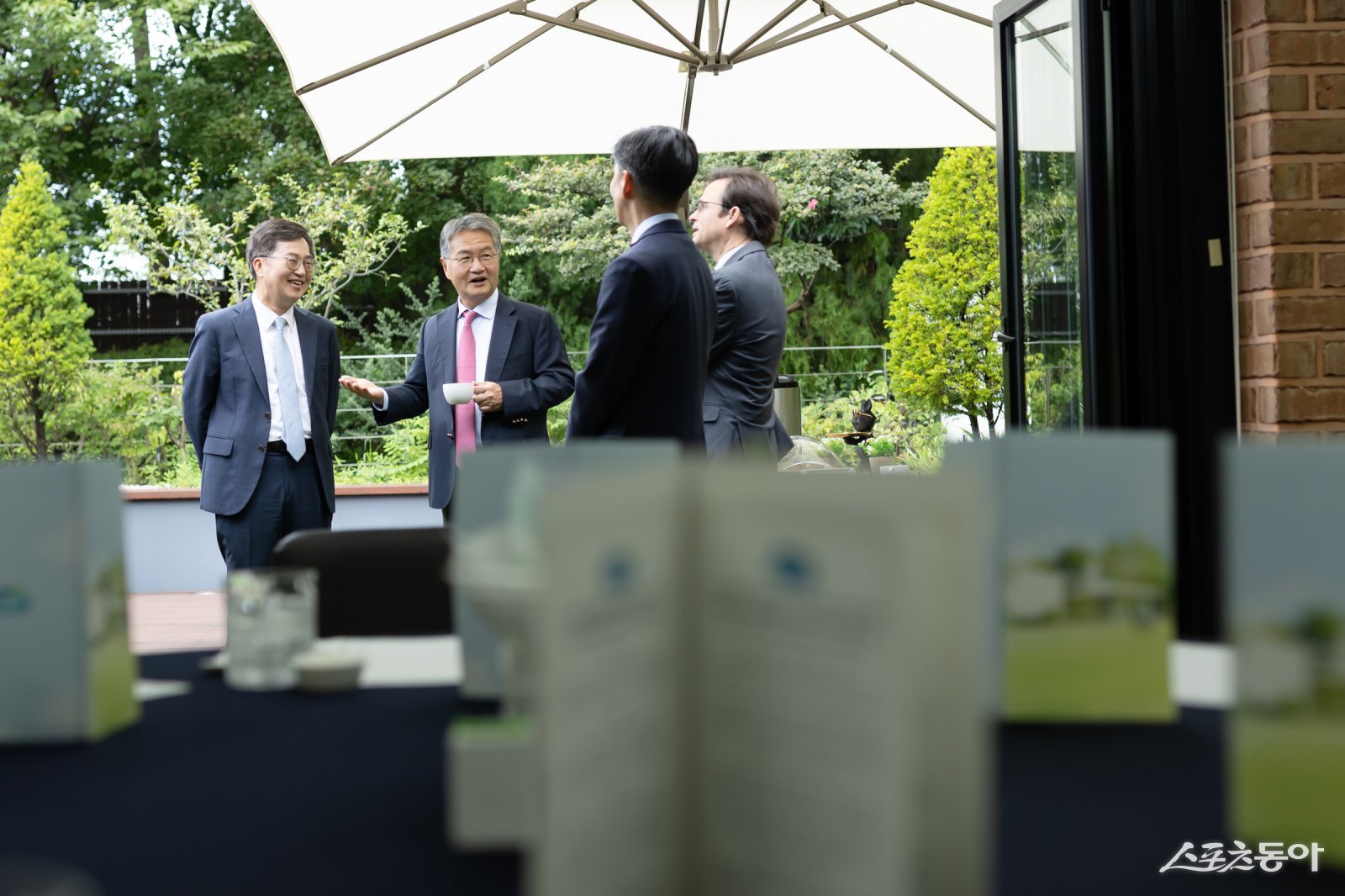 경기도(도지사 김동연)는 지난 4일 도담소에서 조셉 윤(Joseph Yun) 주한 미국대사대리와 오찬을 갖고, 최근 한미 정상회담을 계기로 강화된 양국 협력의 중요성을 재확인하며 경기도·미국 간 협력 확대 방안을 논의했다. 사진제공|경기도