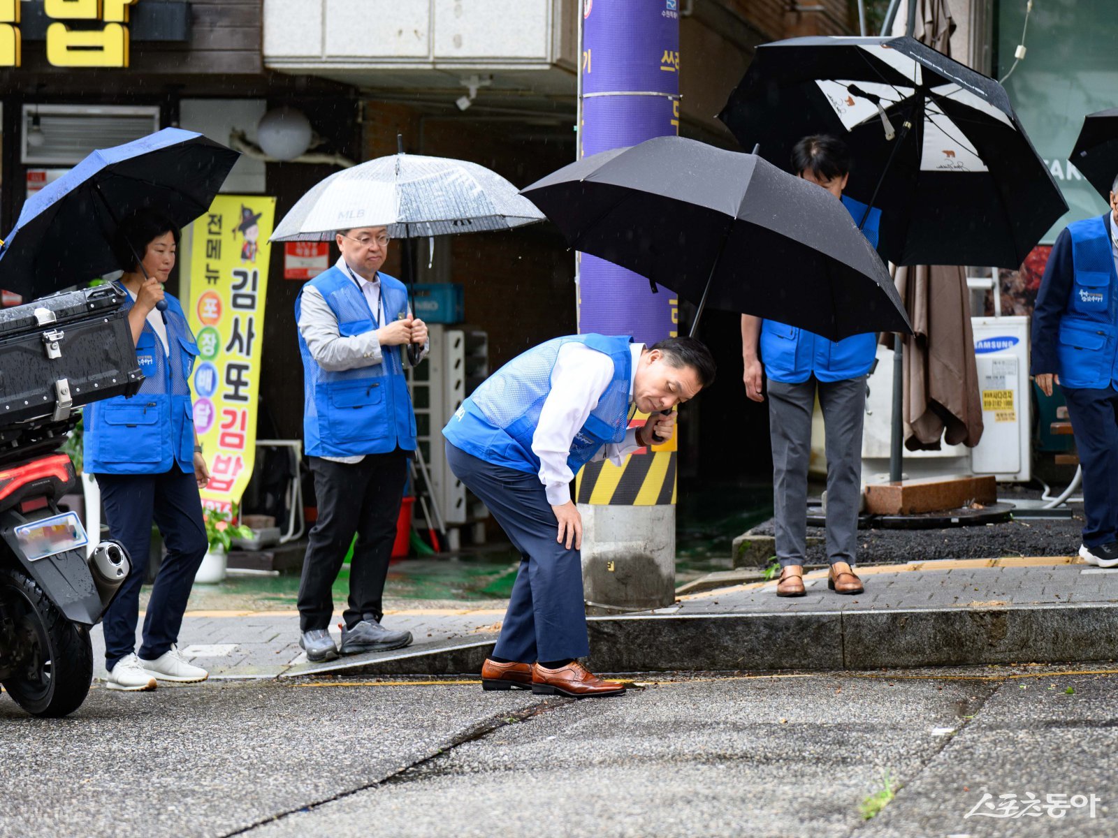 이재준 수원시장이 지난 4일 동수원로146번길 일원 민원 현장을 찾아 도로의 요철을 살펴보고 있다. 사진제공｜수원시