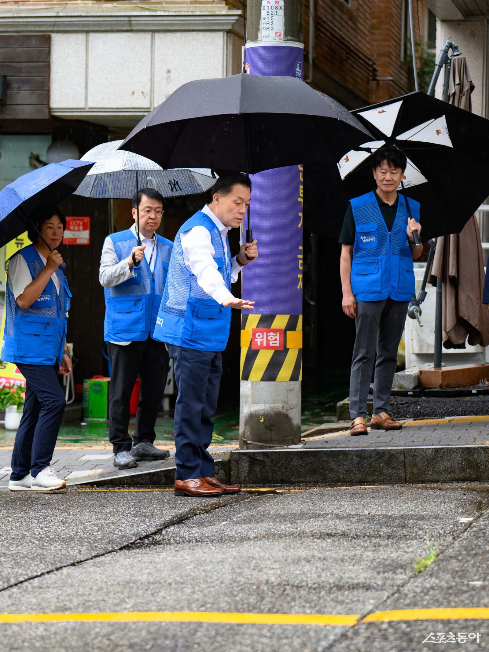 이재준 수원시장이 지난 4일 동수원로146번길 일원 민원 현장을 찾아 도로의 요철을 살펴보고 있다. 사진제공｜수원시
