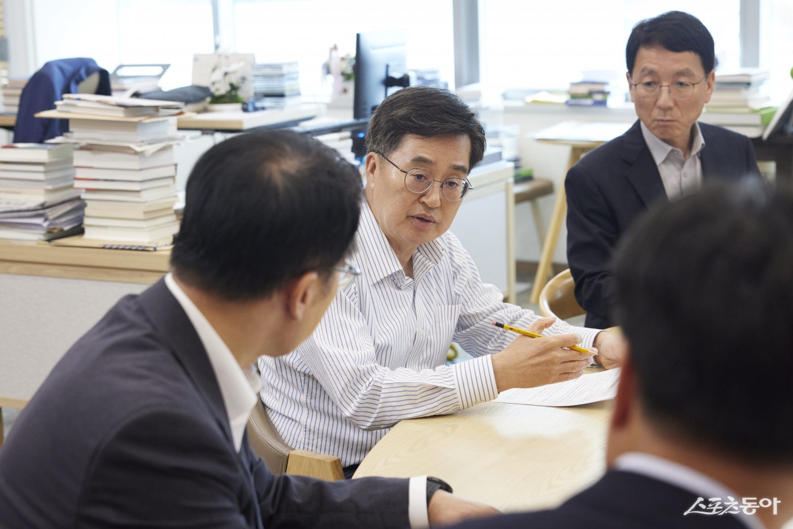 지난 3일 오후 경기도청 집무실에서 김동연 경기도지사 ‘근로감독권 실행 전략 점검회의’를 주재하고 있다. 사진제공｜경기도