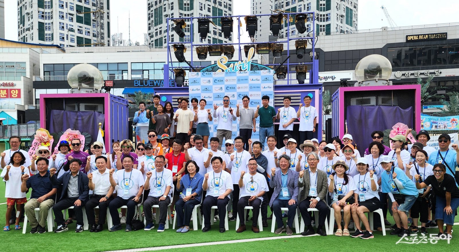 시흥시체육회가 주최하고 시흥시서핑협회가 주관한 ‘2025 제4회 시흥시장배 국제서핑대회 코리아 오픈’이 지난 8월 30일부터 31일 시흥 거북섬 웨이브파크 인공서핑장에서 성황리에 열렸다(대회 참가선수 및 관계자들의 기념촬영 모습). 사진제공|시흥시