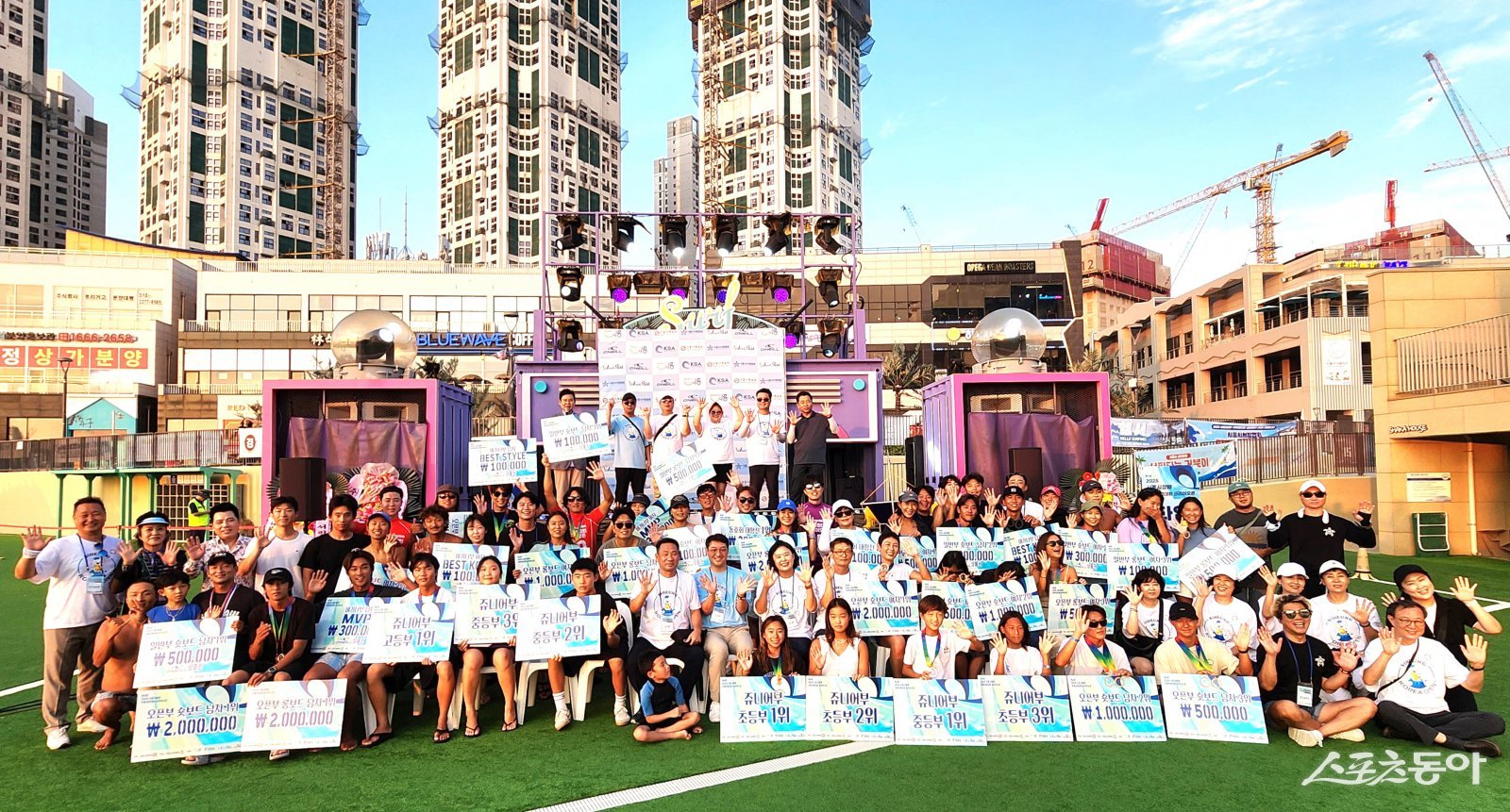 시흥시체육회가 주최하고 시흥시서핑협회가 주관한 ‘2025 제4회 시흥시장배 국제서핑대회 코리아 오픈’이 지난 8월 30일부터 31일 시흥 거북섬 웨이브파크 인공서핑장에서 성황리에 열렸다(참가 선수들의 시상 후 기념촬영 모습). 사진제공|시흥시