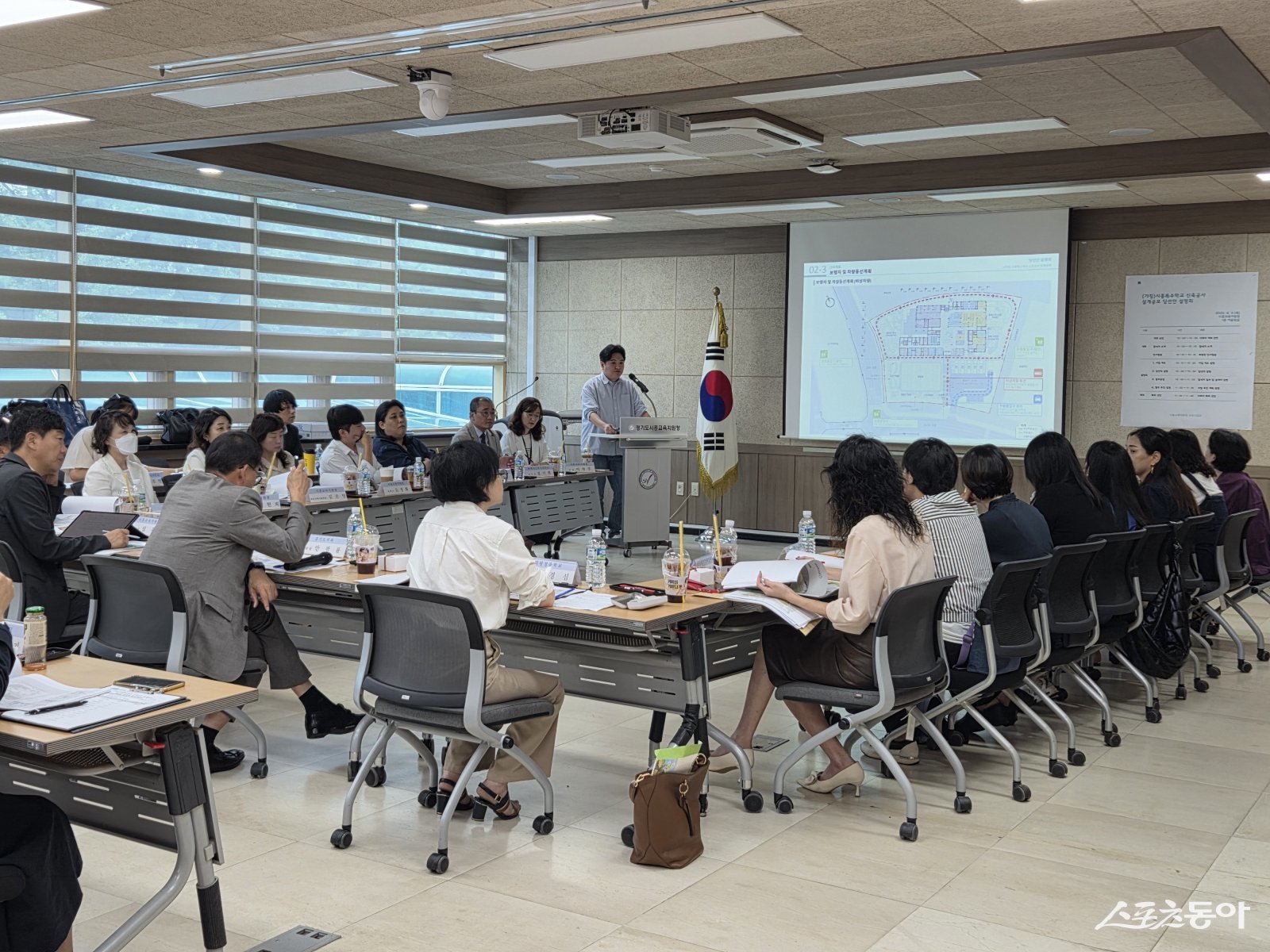경기도의회 교육기획위원회 안광률 위원장(더불어민주당, 시흥1)은 지난 4일 시흥교육지원청에서 열린 ‘(가칭)시흥특수학교 신축공사 설계공모 당선안 설명회’에 참석해 당선작의 주요 내용과 향후 추진 계획을 점검하고, 장애학생 교육권 보장을 위한 신속한 사업 추진을 당부했다. 사진제공｜경기도의회