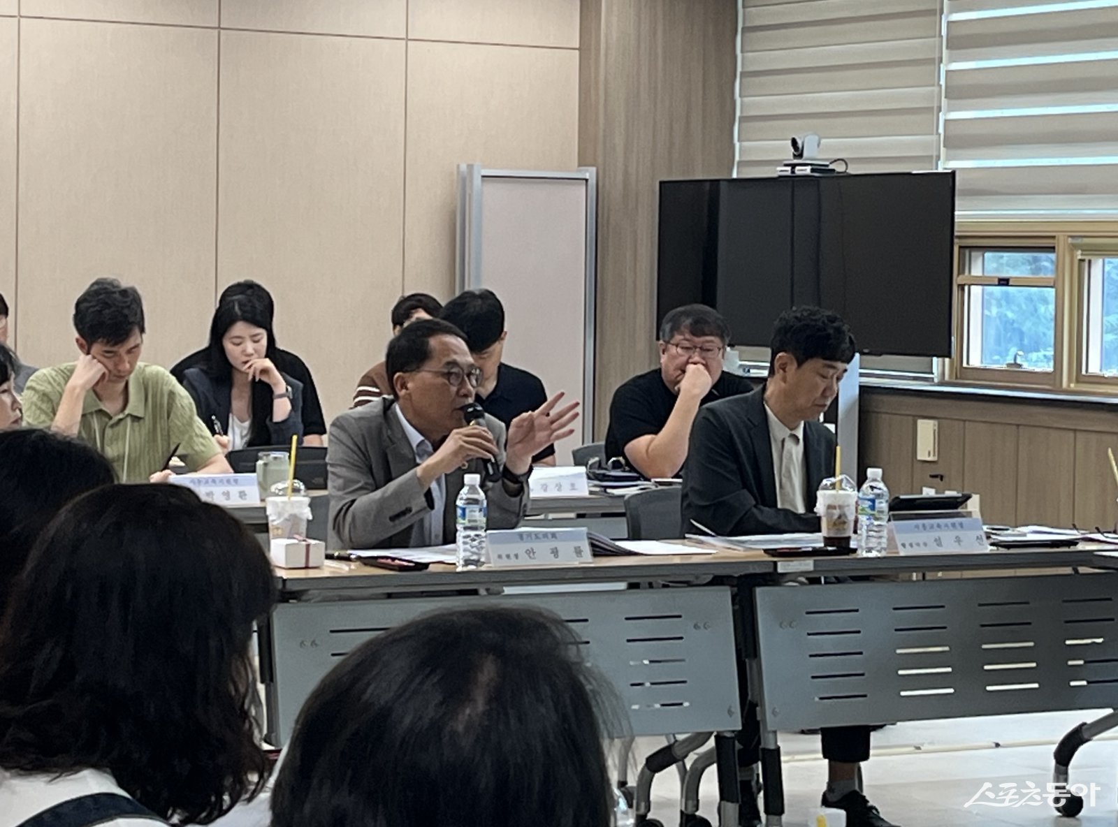 경기도의회 교육기획위원회 안광률 위원장(더불어민주당, 시흥1)은 지난 4일 시흥교육지원청에서 열린 ‘(가칭)시흥특수학교 신축공사 설계공모 당선안 설명회’에 참석해 당선작의 주요 내용과 향후 추진 계획을 점검하고, 장애학생 교육권 보장을 위한 신속한 사업 추진을 당부했다. 사진제공｜경기도의회