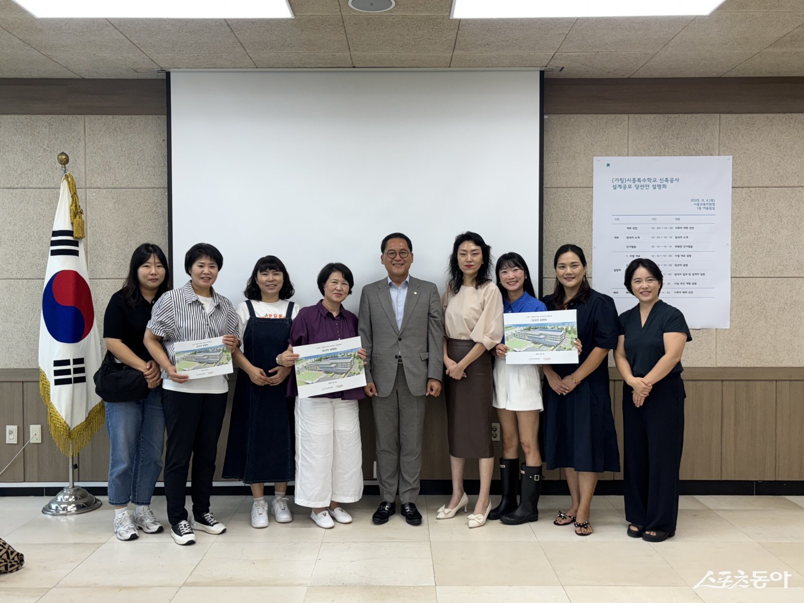 경기도의회 교육기획위원회 안광률 위원장(더불어민주당, 시흥1)은 지난 4일 시흥교육지원청에서 열린 ‘(가칭)시흥특수학교 신축공사 설계공모 당선안 설명회’에 참석해 당선작의 주요 내용과 향후 추진 계획을 점검하고, 장애학생 교육권 보장을 위한 신속한 사업 추진을 당부했다. 사진제공｜경기도의회
