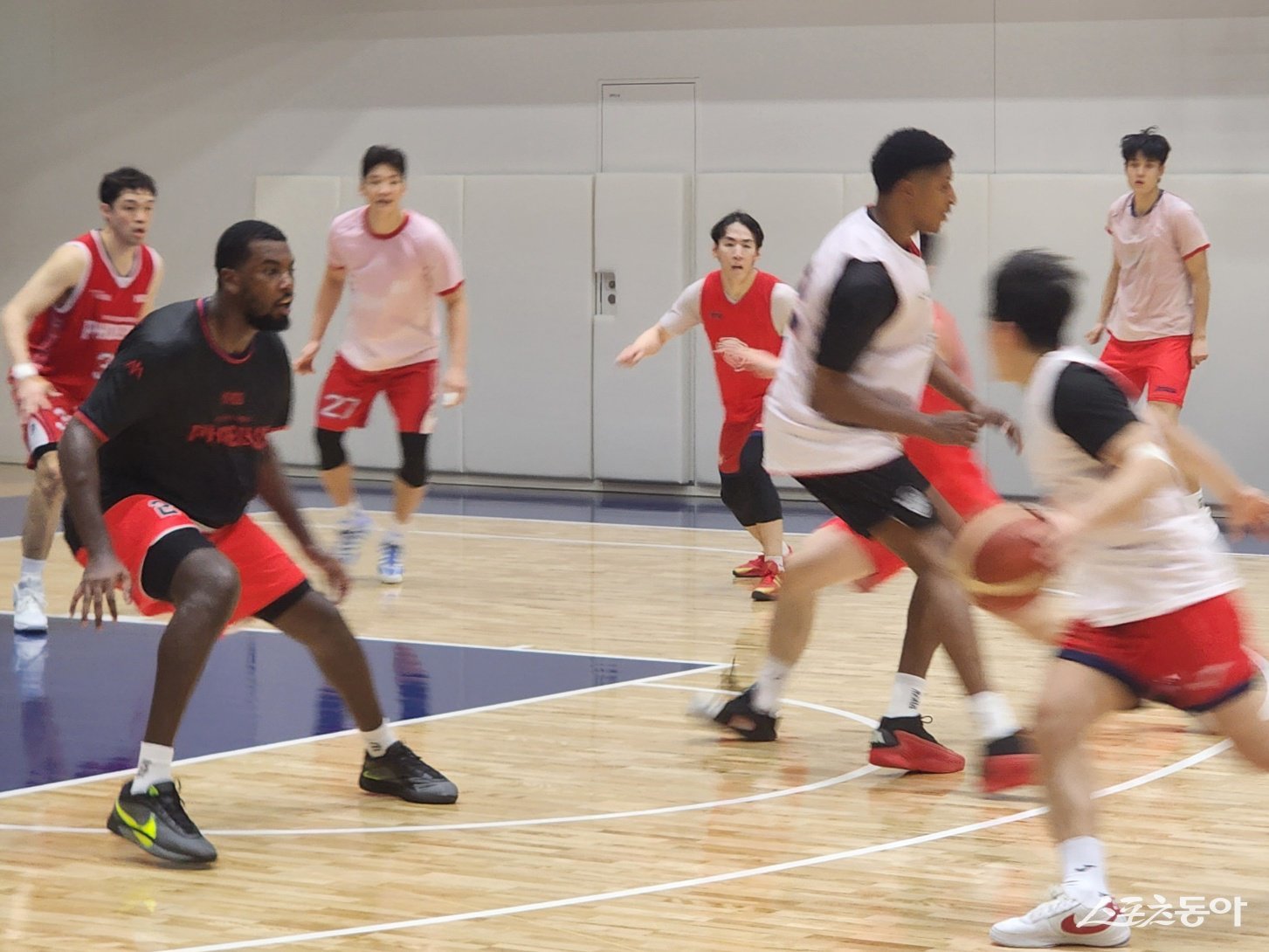 현대모비스 선수단은 다가오는 시즌 약체 평가를 뒤집고자 구슬땀을 흘리고 있다. 스포츠동아DB