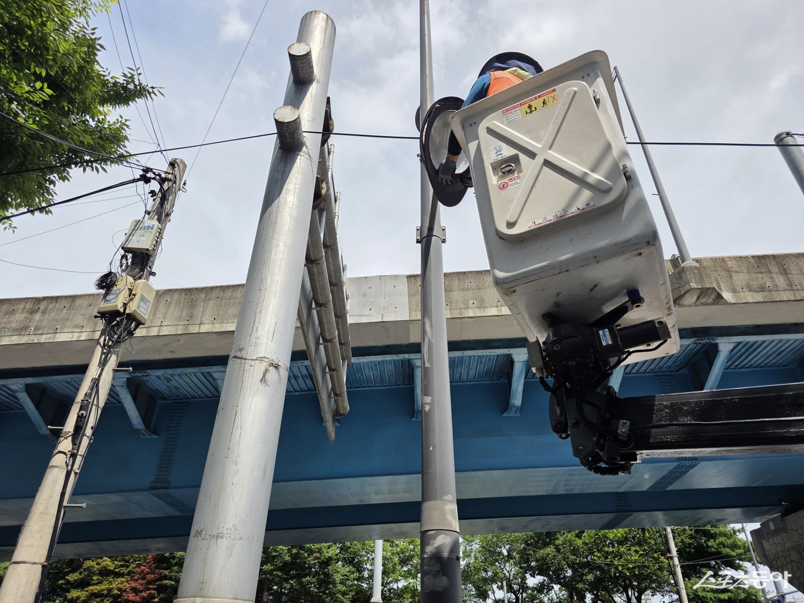 가로등 led 교체 작업 사진. 사진제공=광주광역시 남구