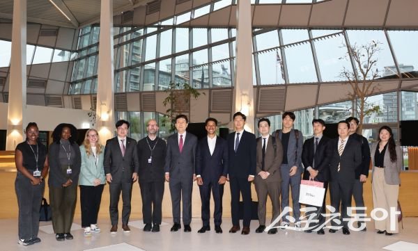 현지시간 3일 이강덕 포항시장이 런던시청 도시재생 부서를 방문해 도시발전 정책 전략 등을 논의하고 난 후 단체 기념촬영을 하고 있는 모습. 사진제공ㅣ포항시