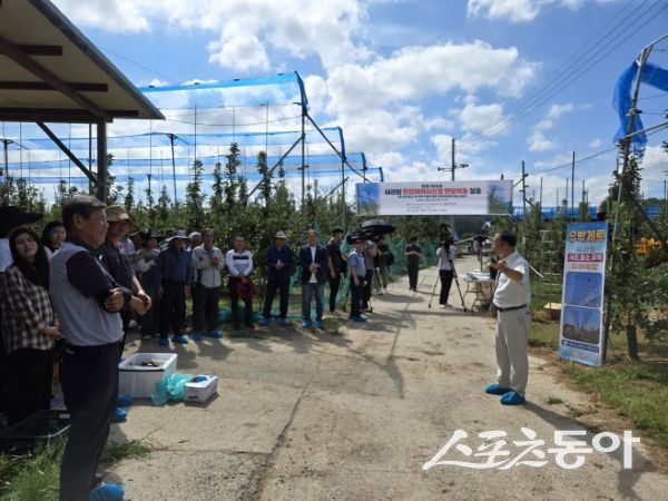 군위군이 4일 햇빛차단망 보급사업 현장 워크숍을 진행하고 있는 모습. 사진제공ㅣ군위군