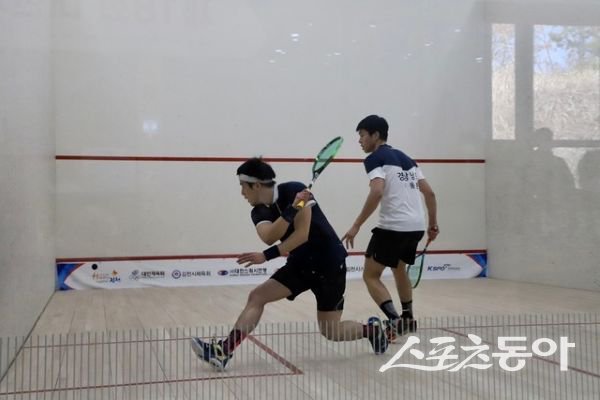 지난 김천 스쿼시 대회에서 선수들이 경합하고 있는 모습. 사진제공ㅣ김천시
