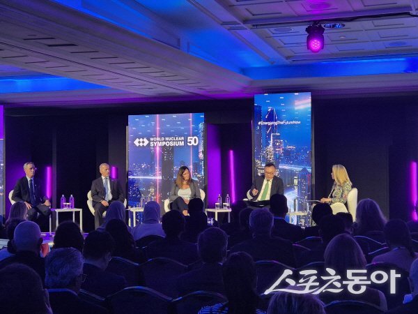황주호 한수원 사장(오른쪽 두번째)이 세계원자력협회 특별총회서 주제 발표하고 있다. 사진제공 ㅣ 한수원