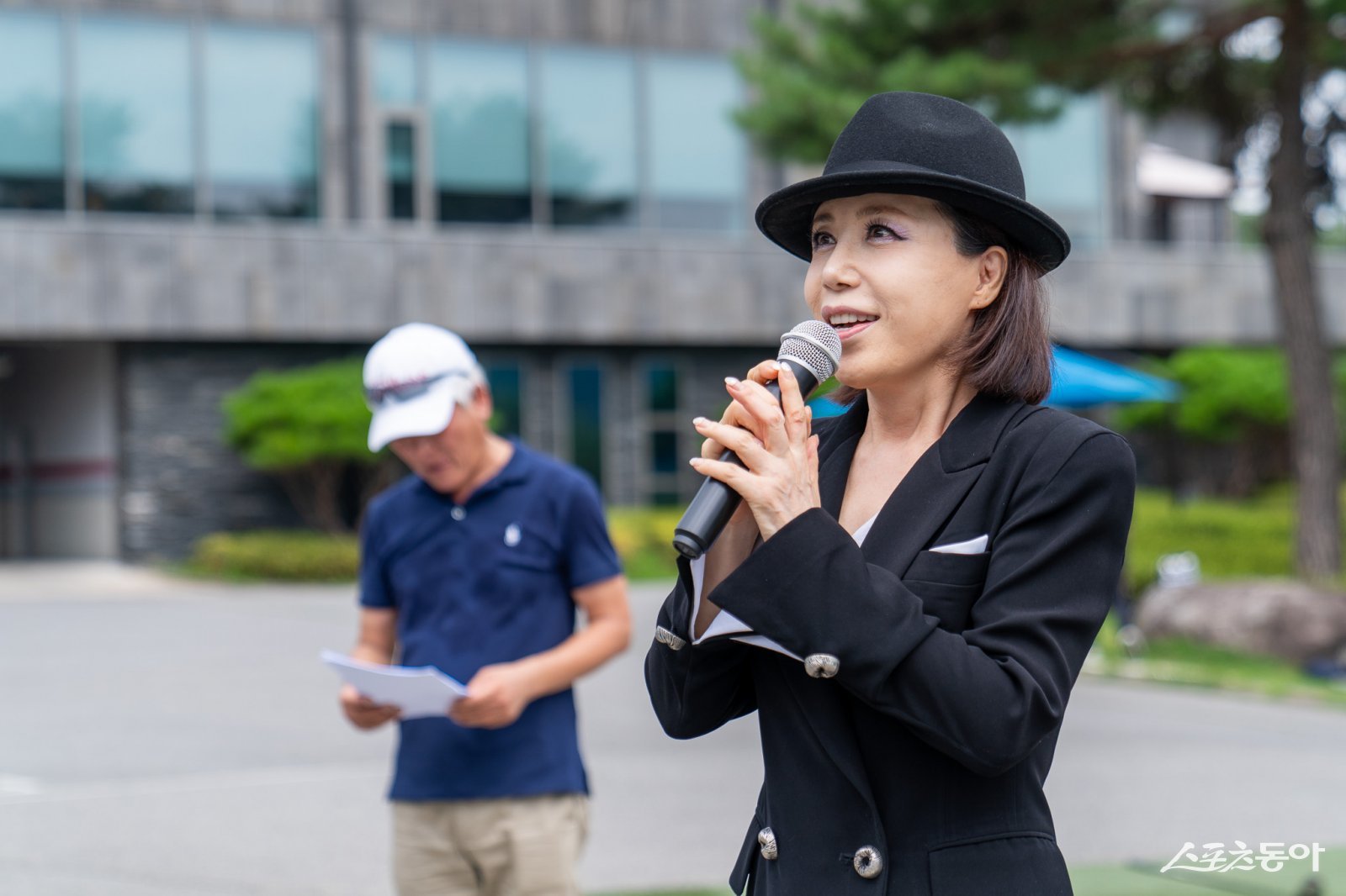 가수 최유나(목여고28) 동문이 인사말을 하고 있다. 사진제공ㅣ목포중고등학교총동문회