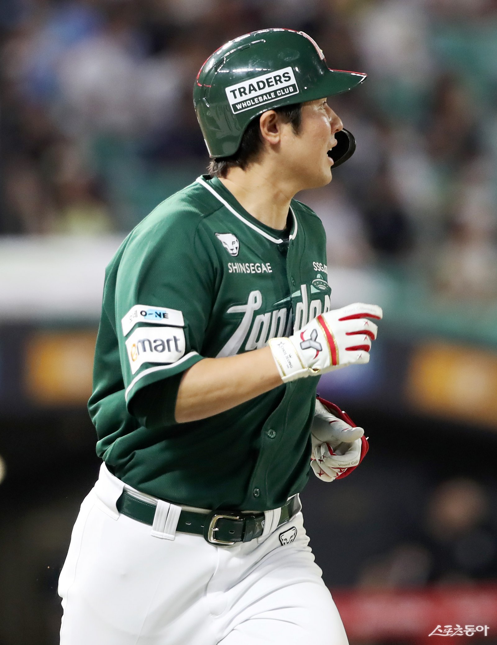 SSG 최정이 5일 인천 롯데전 5회말 솔로홈런(19호)을 쳐낸 뒤 타구를 응시하고 있다. 사진제공ㅣSSG 랜더스