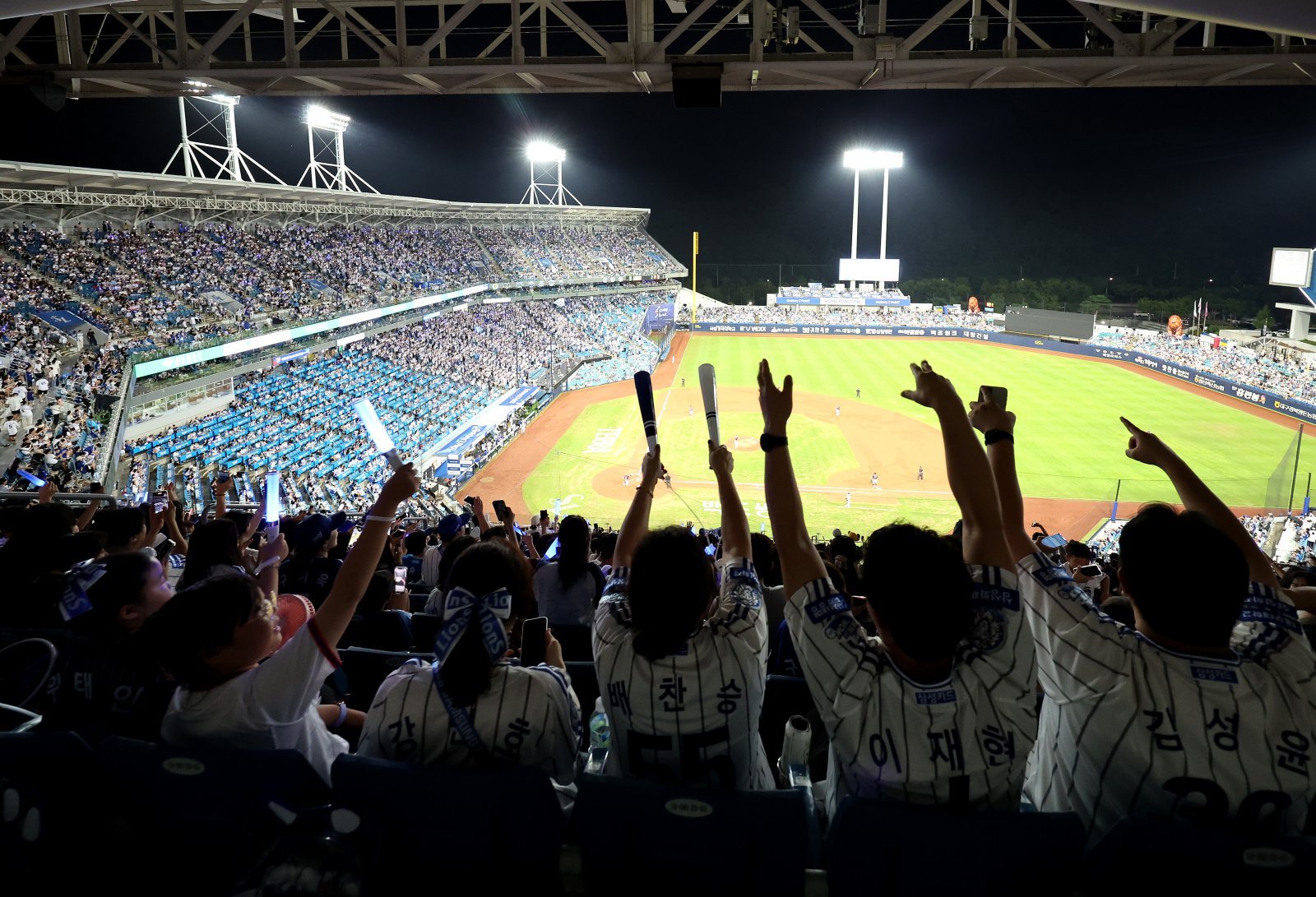 ‘2025 신한 SOL 뱅크 KBO리그’가 KBO리그 역대 최다관중을 돌파했다. 5일 3개 구장에 총 5만2119명이 입장, 총관중 1090만1173명으로 지난 시즌의 1088만7705명을 뛰어넘었다. 5일 대구삼성라이온즈파크에서 응원을 펼치는 팬들. 대구ㅣ뉴시스
