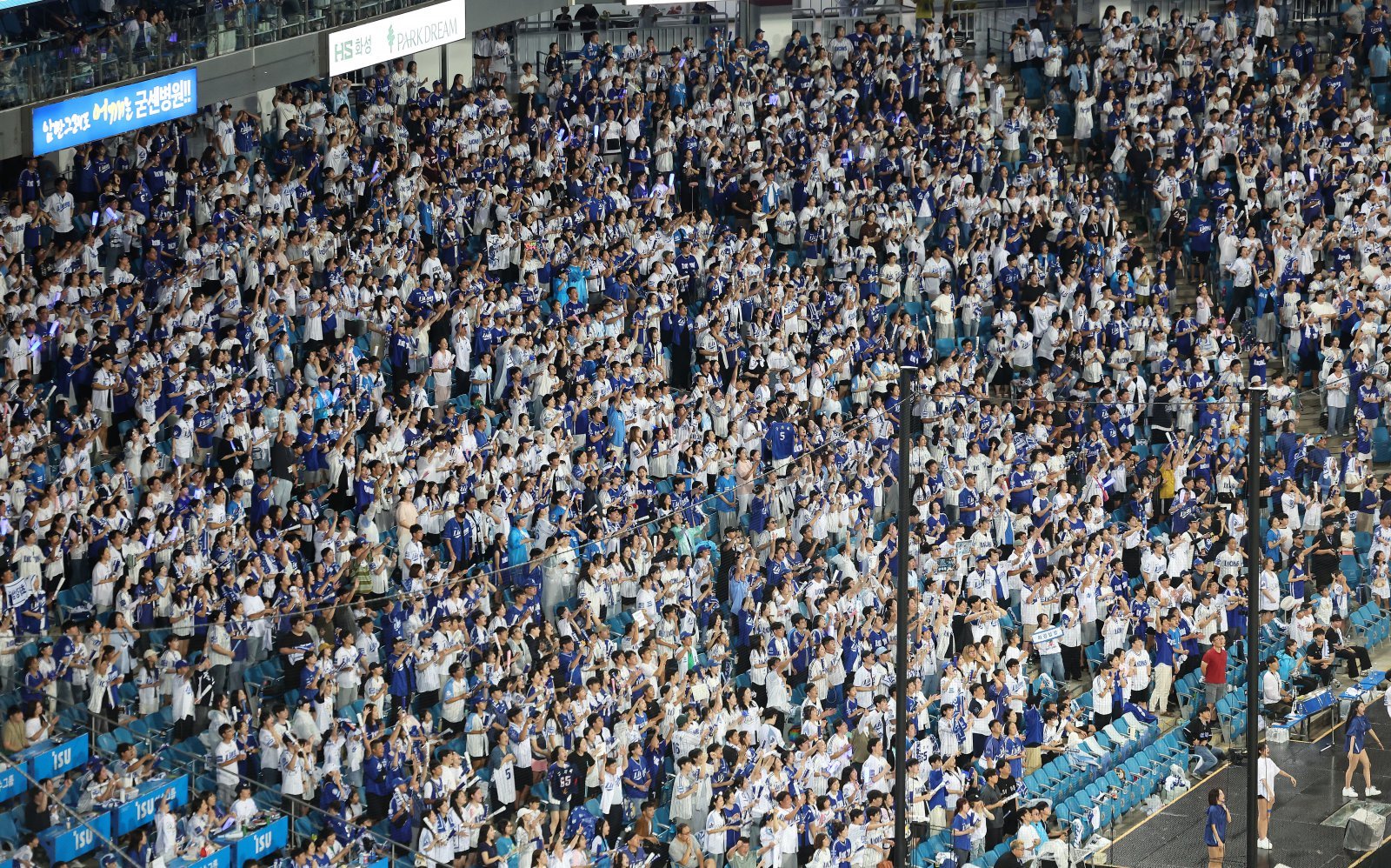 ‘2025 신한 SOL 뱅크 KBO리그’가 KBO리그 역대 최다관중을 돌파했다. 5일 3개 구장에 총 5만2119명이 입장, 총관중 1090만1173명으로 지난 시즌의 1088만7705명을 뛰어넘었다. 5일 대구삼성라이온즈파크에서 응원을 펼치는 팬들. 대구ㅣ뉴시스