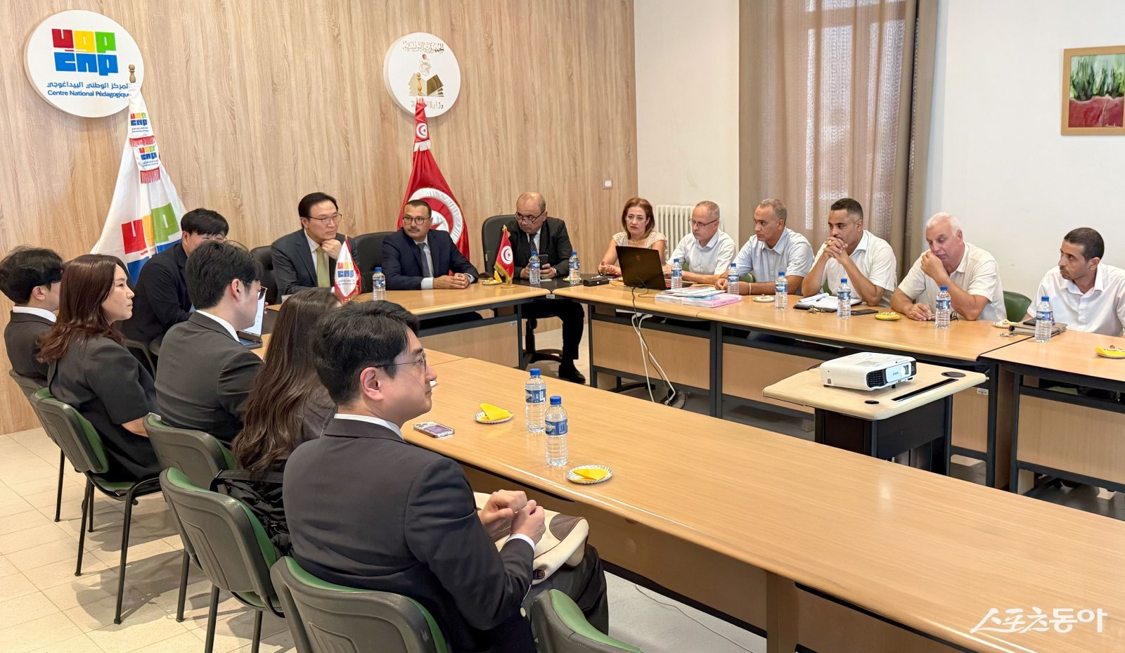 경기도교육청(교육감 임태희)이 튀니지 교육부와의 업무협약 체결과 유네스코 ‘교육의 미래 글로벌 옵저버토리’ 참여를 통해 균형 잡힌 국제 교류와 세계 교육 협력 확대에 나섰다(튀니지·유네스코 국제교류 협력 현장 모습). 사진제공|경기도교육청